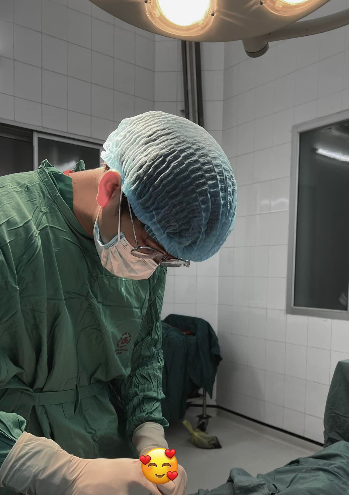 Trong loạt ảnh được chia sẻ, anh chàng xuất hiện trong phòng khám với vẻ ngoài bảnh bao, thân thiện, mang lại cảm giác tin tưởng và gần gũi đúng chuẩn hình mẫu “soái ca blouse trắng”.