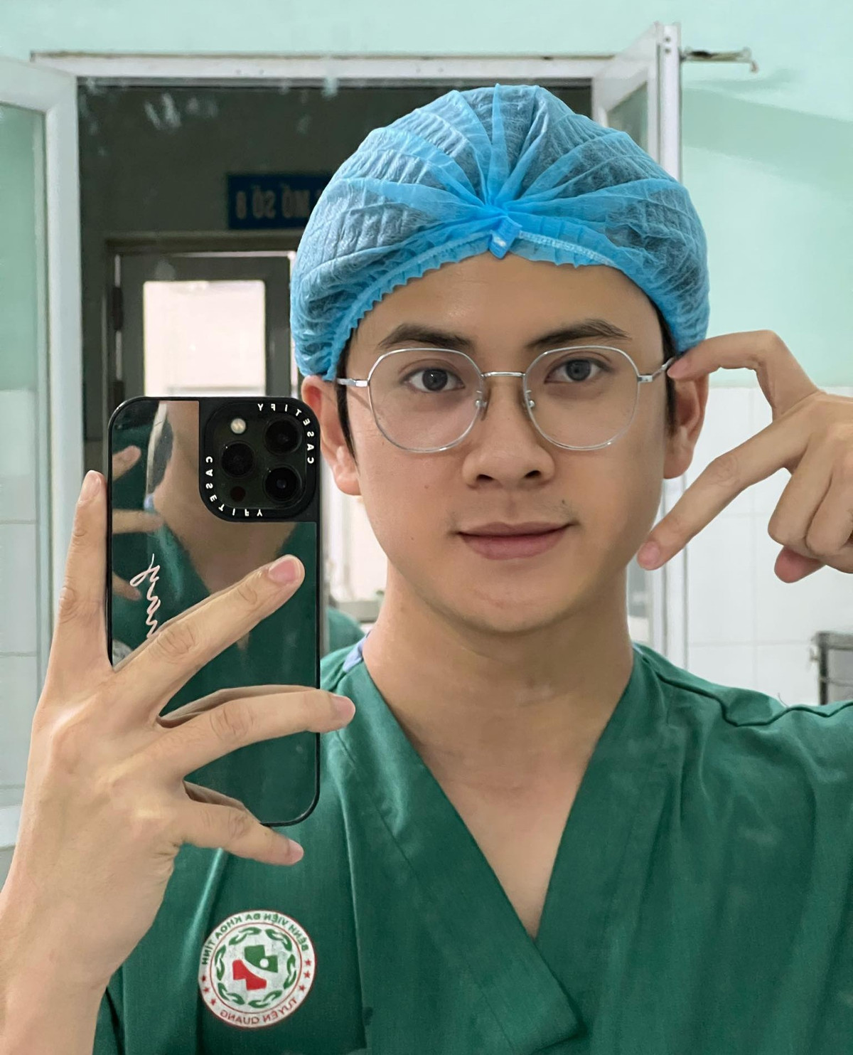 Sở hữu gương mặt nam tính, làn da trắng sáng, nụ cười ấm áp cùng thần thái chuẩn “oppa Hàn Quốc”, vị bác sĩ trẻ Trần Quang Lâm - đến từ Tuyên Quang nhanh chóng khiến hội chị em “rụng tim” chỉ sau vài tấm hình đời thường được lan truyền trên mạng xã hội.