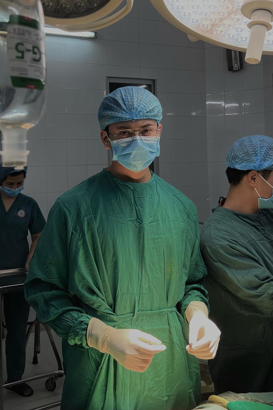 Không chỉ ghi điểm nhờ ngoại hình nổi bật, bác sĩ này còn gây ấn tượng với sự điềm đạm, phong thái tự tin và đặc biệt là khoảnh khắc mặc áo blouse trắng khiến cư dân mạng “u mê không lối thoát”.