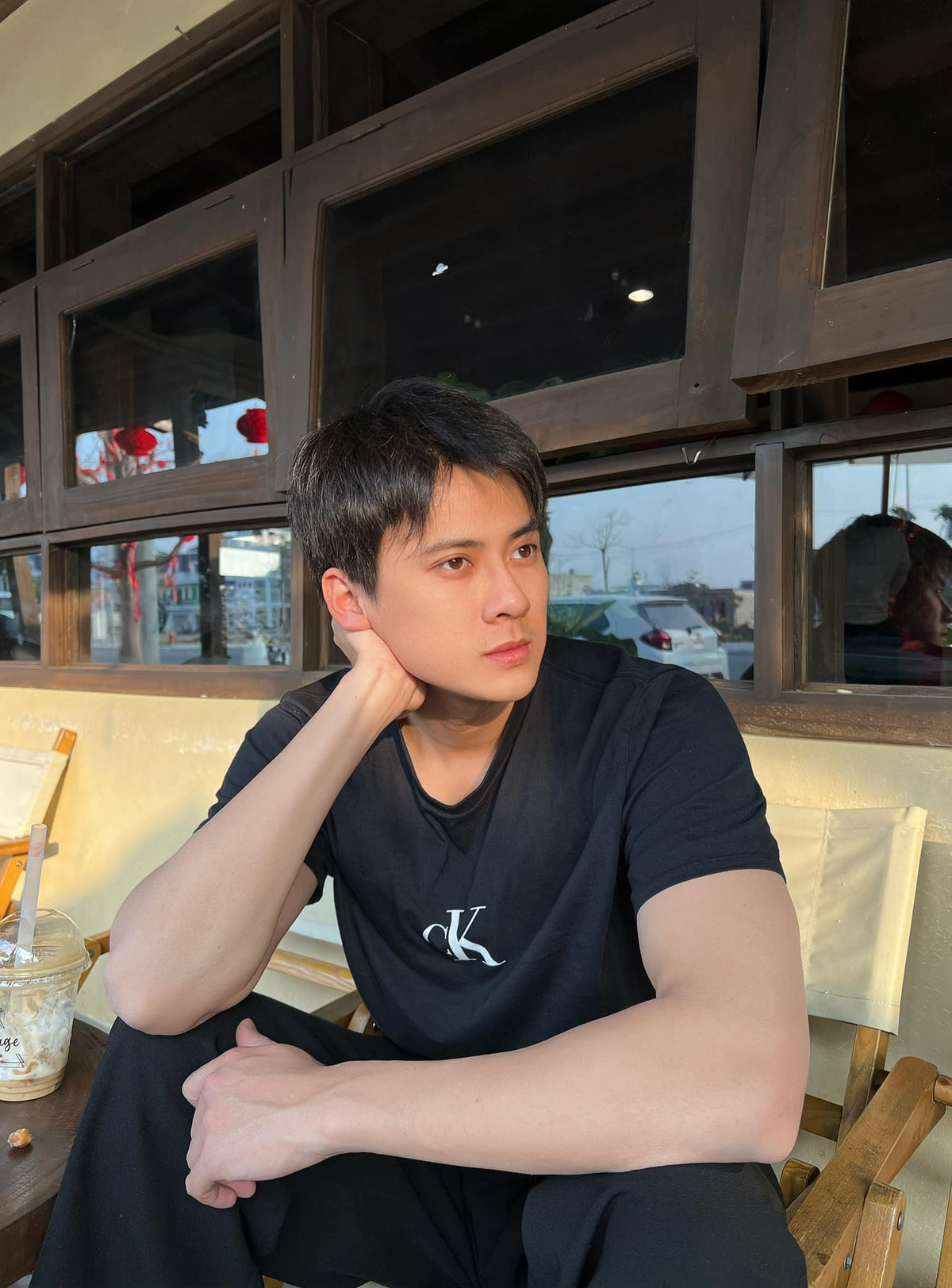 Trên trang cá nhân, Quang Lâm thường xuyên chia sẻ những khoảnh khắc chăm chỉ trong công việc của mình gồm cả công việc ở bệnh viện và khi làm mẫu ảnh.