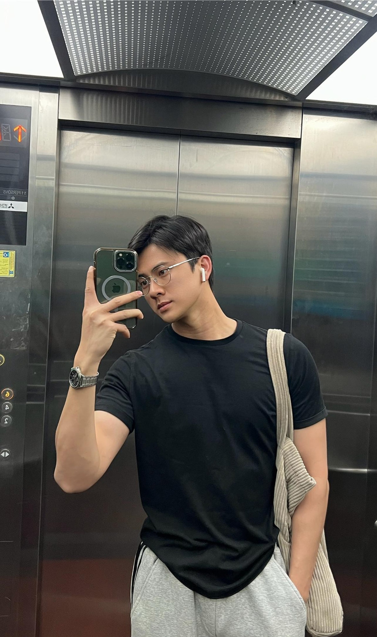 Ngoài đời thường, anh chàng còn hoạt động như một KOL kiêm người mẫu tự do, góp mặt trong nhiều bộ ảnh thời trang và sự kiện truyền thông.