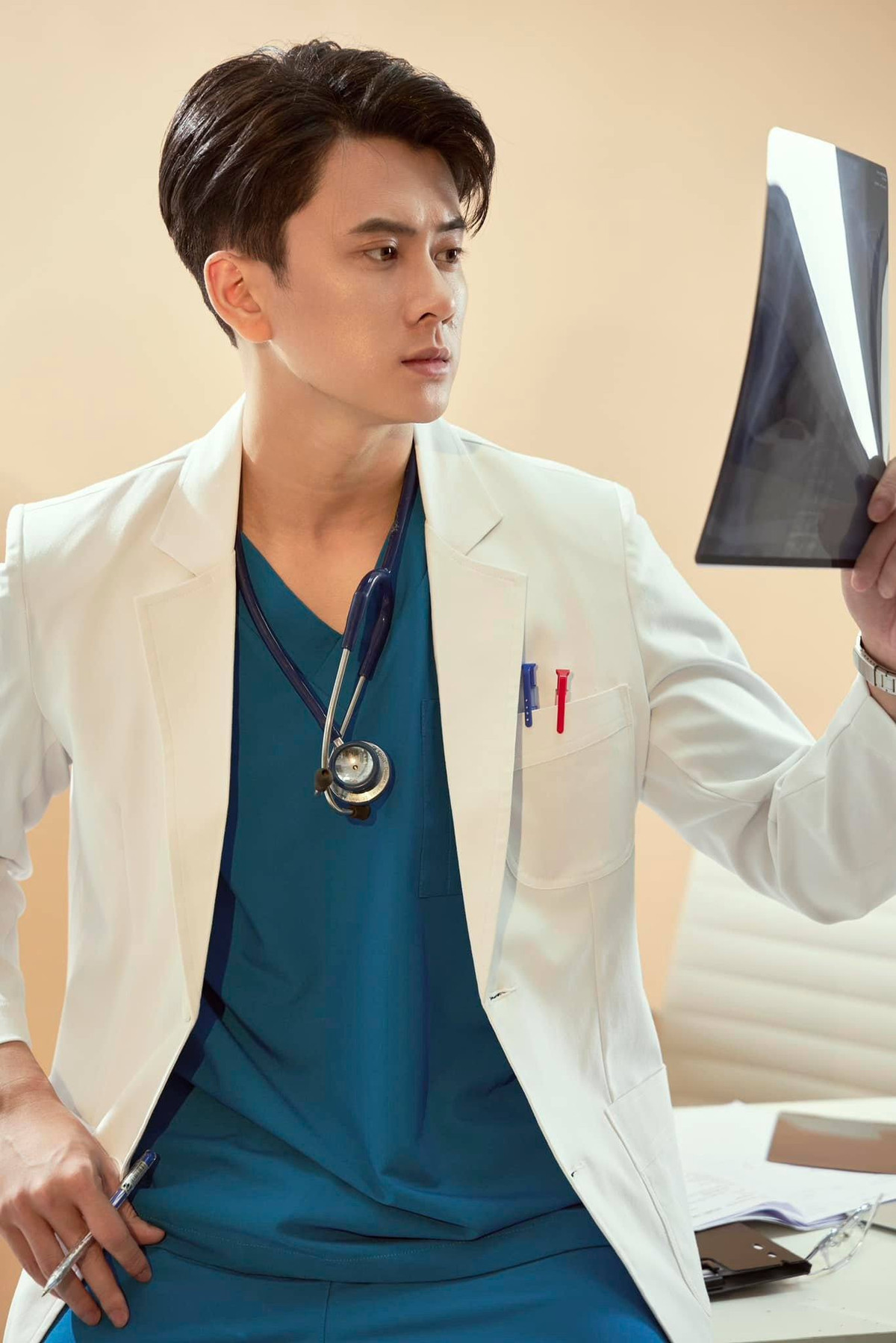 Nam bác sĩ trẻ không chỉ ghi điểm bởi học vấn mà còn bởi phong cách gần gũi, thân thiện trên mạng xã hội.