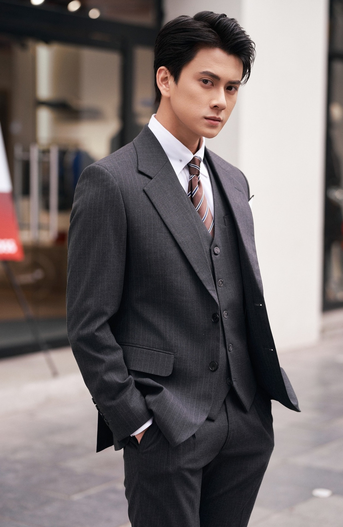 Với hơn 139.000 người theo dõi TikTok, mỗi clip của bác sĩ Lâm đều nhanh chóng thu hút lượt xem khủng nhờ nụ cười tỏa nắng, biểu cảm đáng yêu và lối nói chuyện duyên dáng.