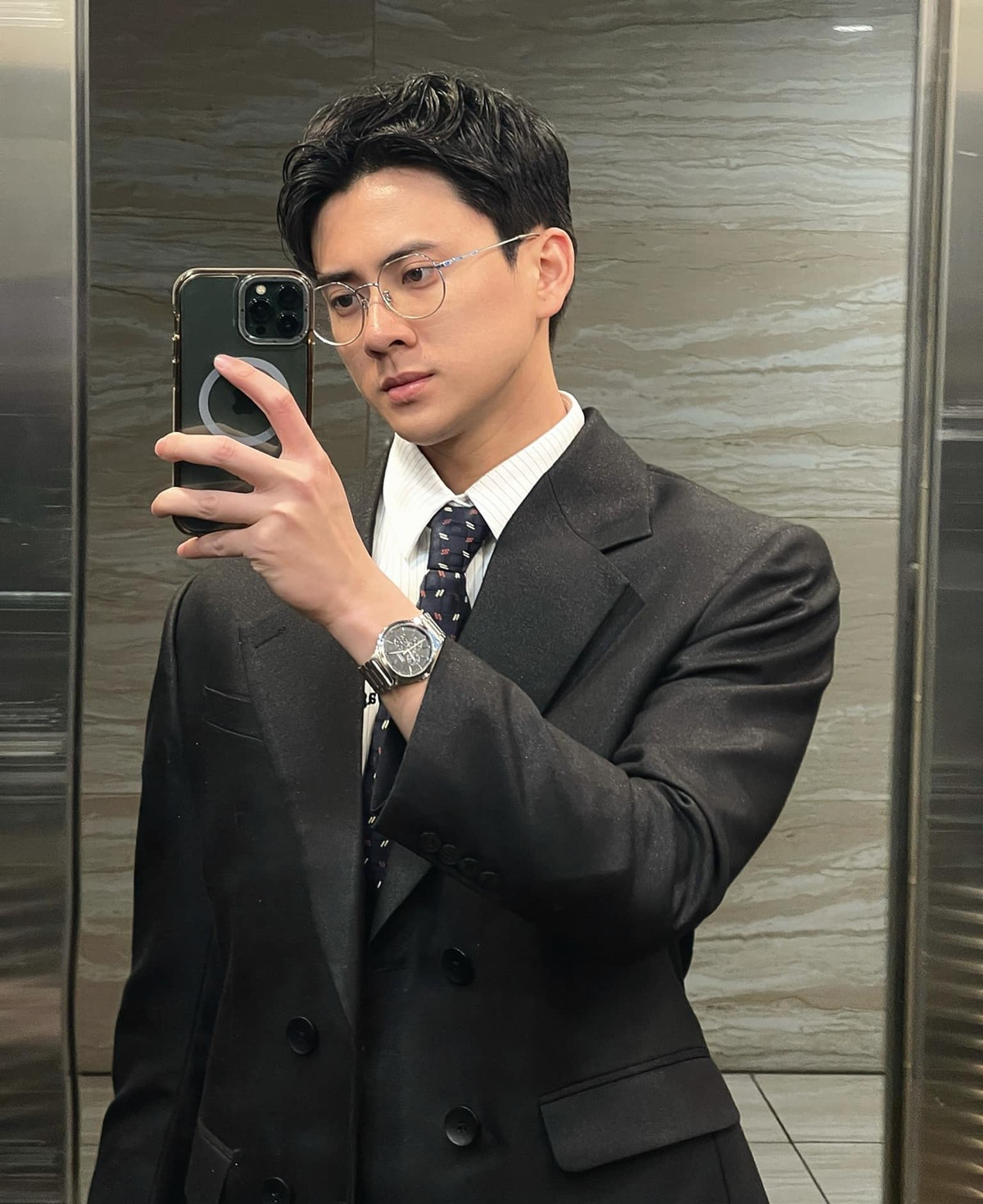 Được biết, Anh chàng hiện đang công tác tại khoa Ngoại tổng hợp của Bệnh viện đa khoa tỉnh Tuyên Quang. Trước đó, Quang Lâm từng theo học ĐH Y dược của ĐH Thái Nguyên - một trong những trường nổi tiếng về chất lượng đạo tào ngành Y.