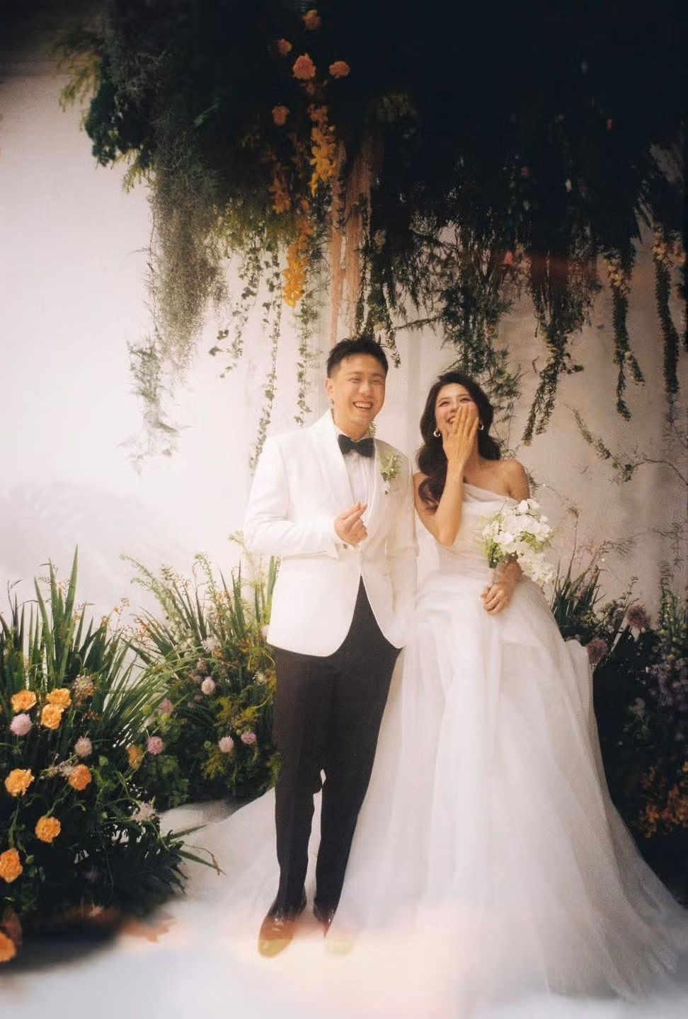 Cô dâu lựa chọn kiểu tóc xõa bồng bềnh cùng layout trang điểm ngọt ngào khoe visual "10 điểm không có nhưng".