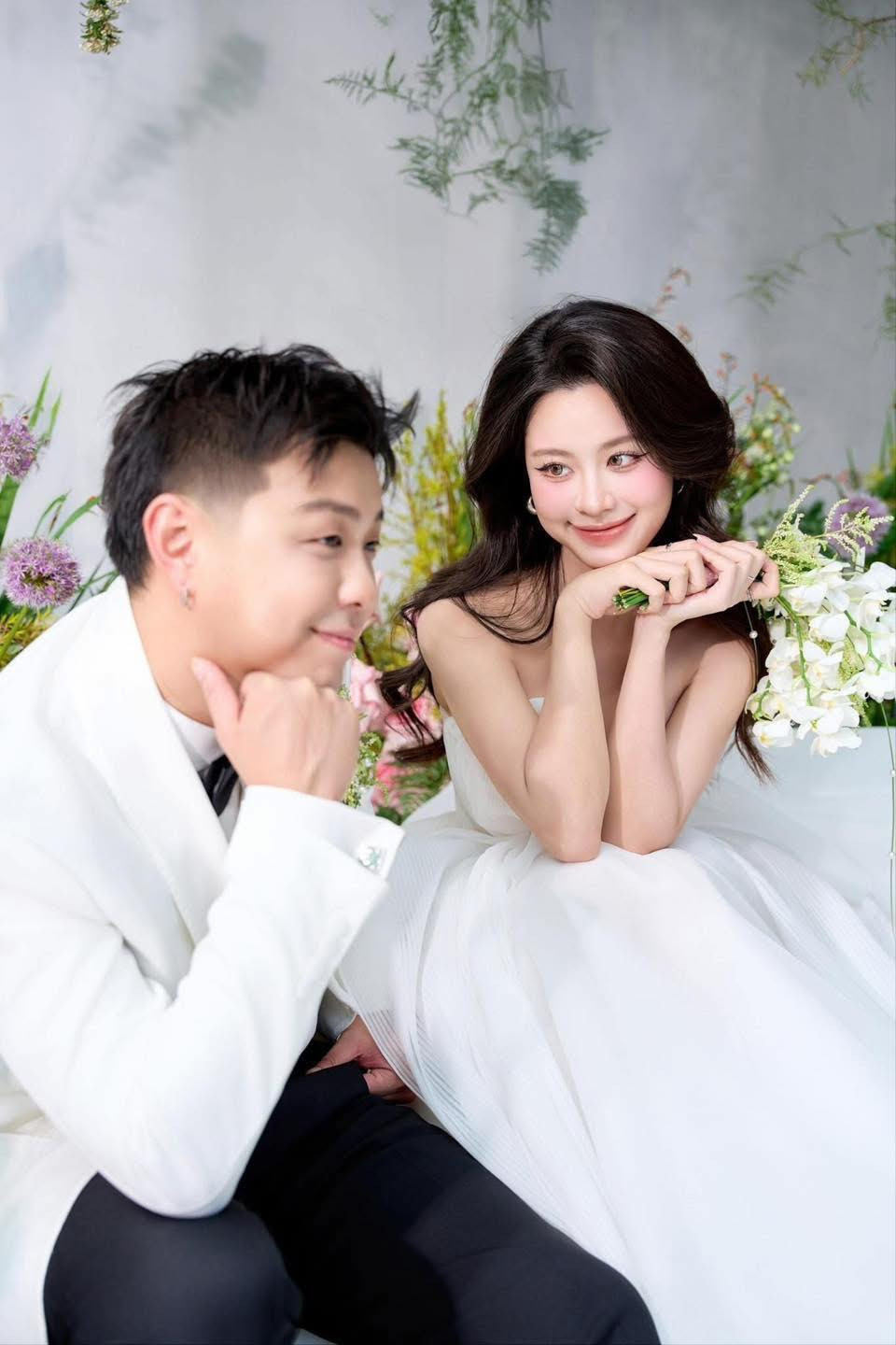 Trước khi tung ảnh cưới, Hàn Hằng cũng từng thả hint nhiều lần về bộ ảnh cưới của mình.