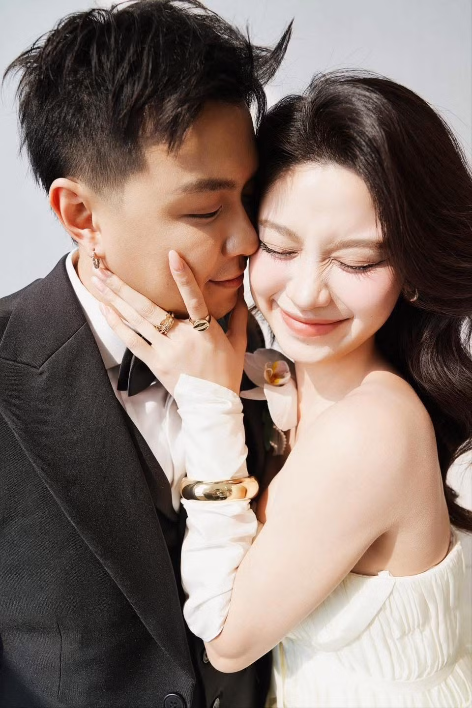 Cặp đôi Huyme (Thành Phạm, SN 1993) và Hàn Hằng SN 1999) nhận được nhiều chú ý khi đằng trai là thiếu gia nổi tiếng, còn bạn gái cũng là hot girl có tiếng. Mới đây, Hàn Hằng khiến netizen phải trầm trồ khi xả hàng loạt ảnh cưới trên trang cá nhân.