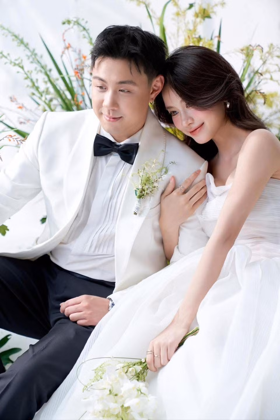 Cô nàng tâm sự về khoảnh khắc đặc biệt này:"Married? Not yet. In love? Always" (tạm dịch: "Đám cưới? Chưa phải bây giờ đâu. Đang trong trạng thái yêu đương? Luôn luôn nhé!").
