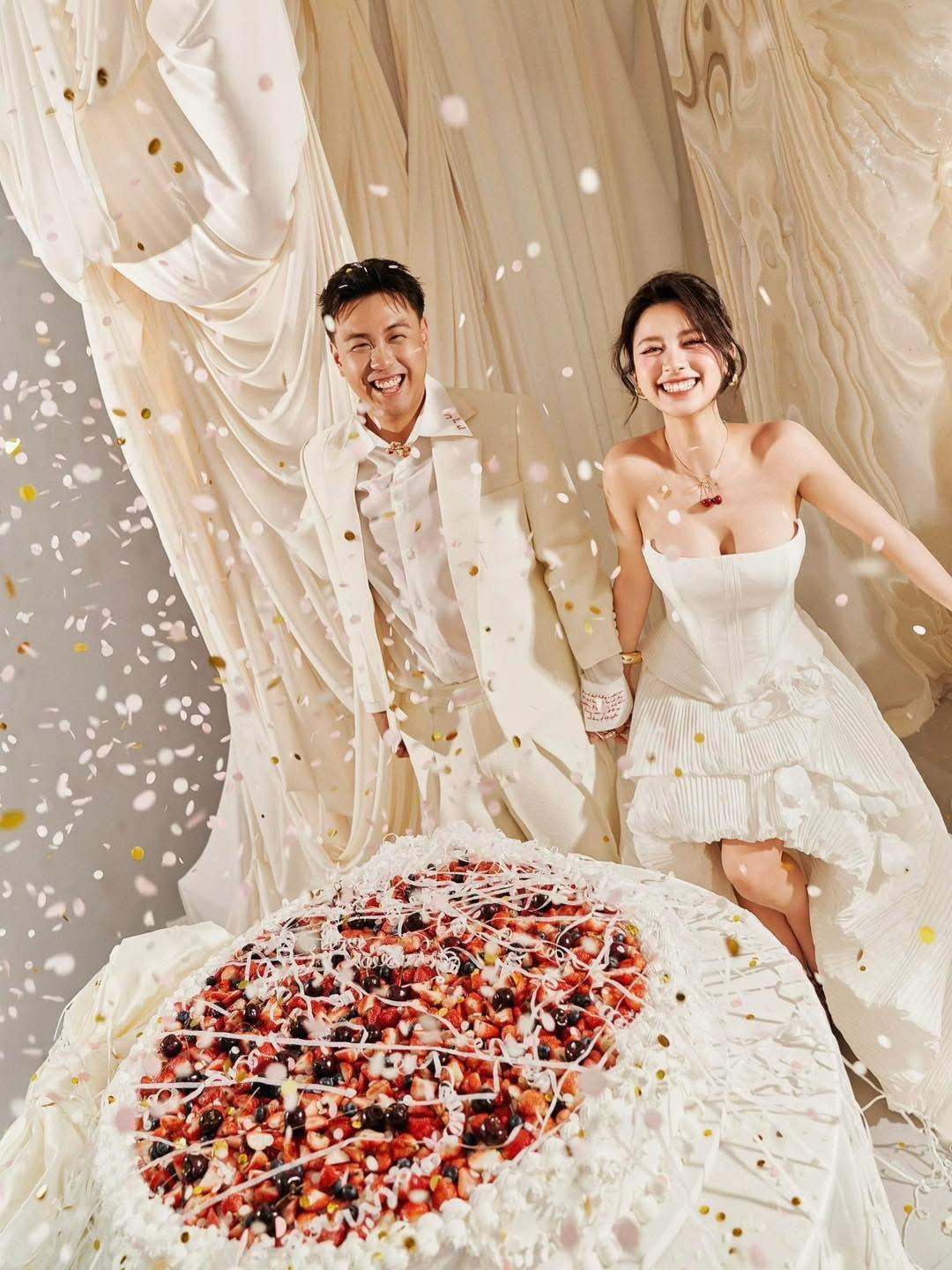 Trước đó, cặp đôi đã tổ chức đám hỏi vào ngày 15/3, tại tư gia cô dâu ở TP.Thanh Hóa. Khi đó, cũng có nhiều người bạn nổi tiếng của cô dâu chú rể xuất hiện, như Phở Đặc Biệt, BigDaddy, Emily,...