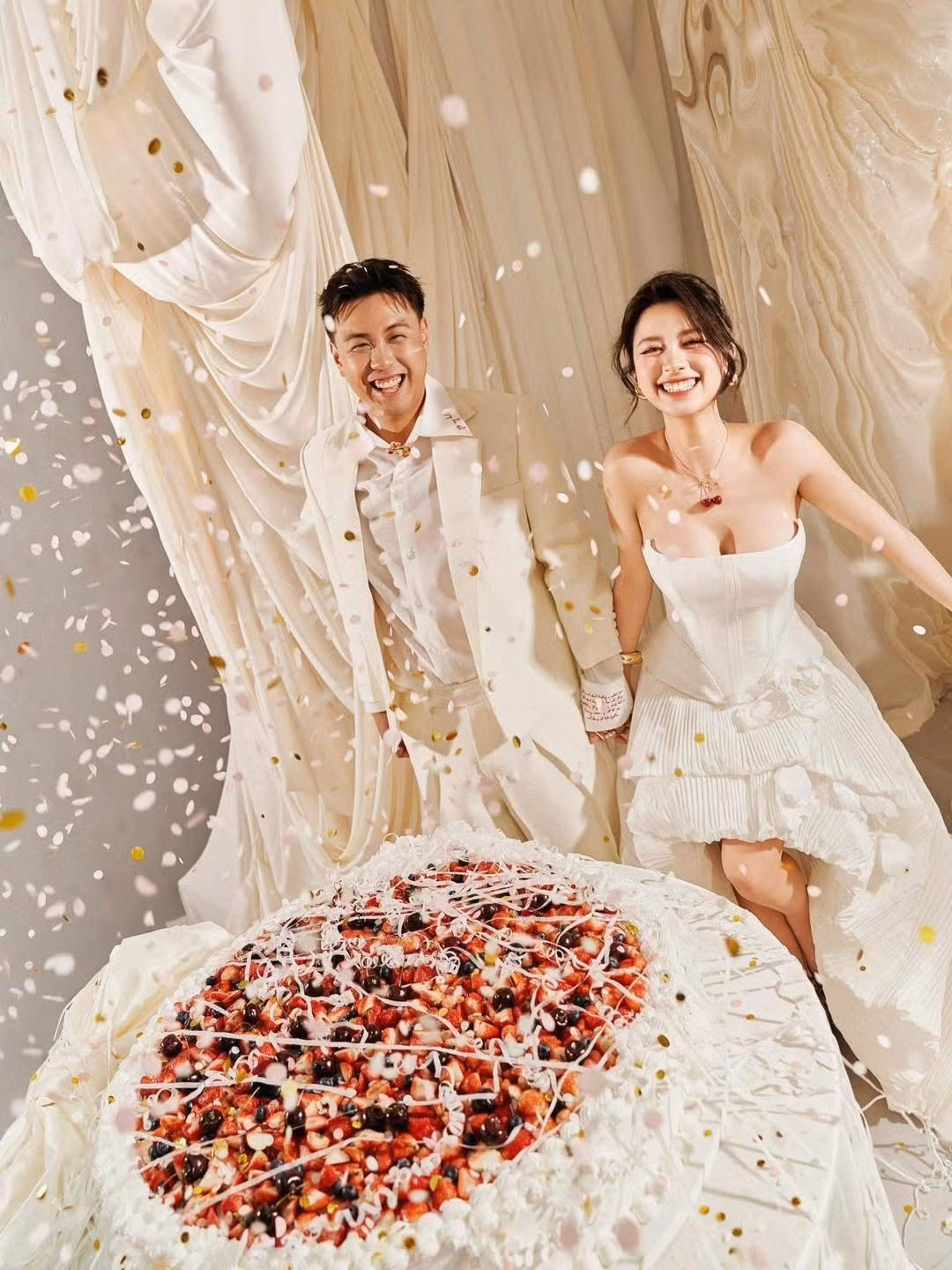 Trước đó, cặp đôi đã tổ chức đám hỏi vào ngày 15/3, tại tư gia cô dâu ở TP.Thanh Hóa. Khi đó, cũng có nhiều người bạn nổi tiếng của cô dâu chú rể xuất hiện, như Phở Đặc Biệt, BigDaddy, Emily,...