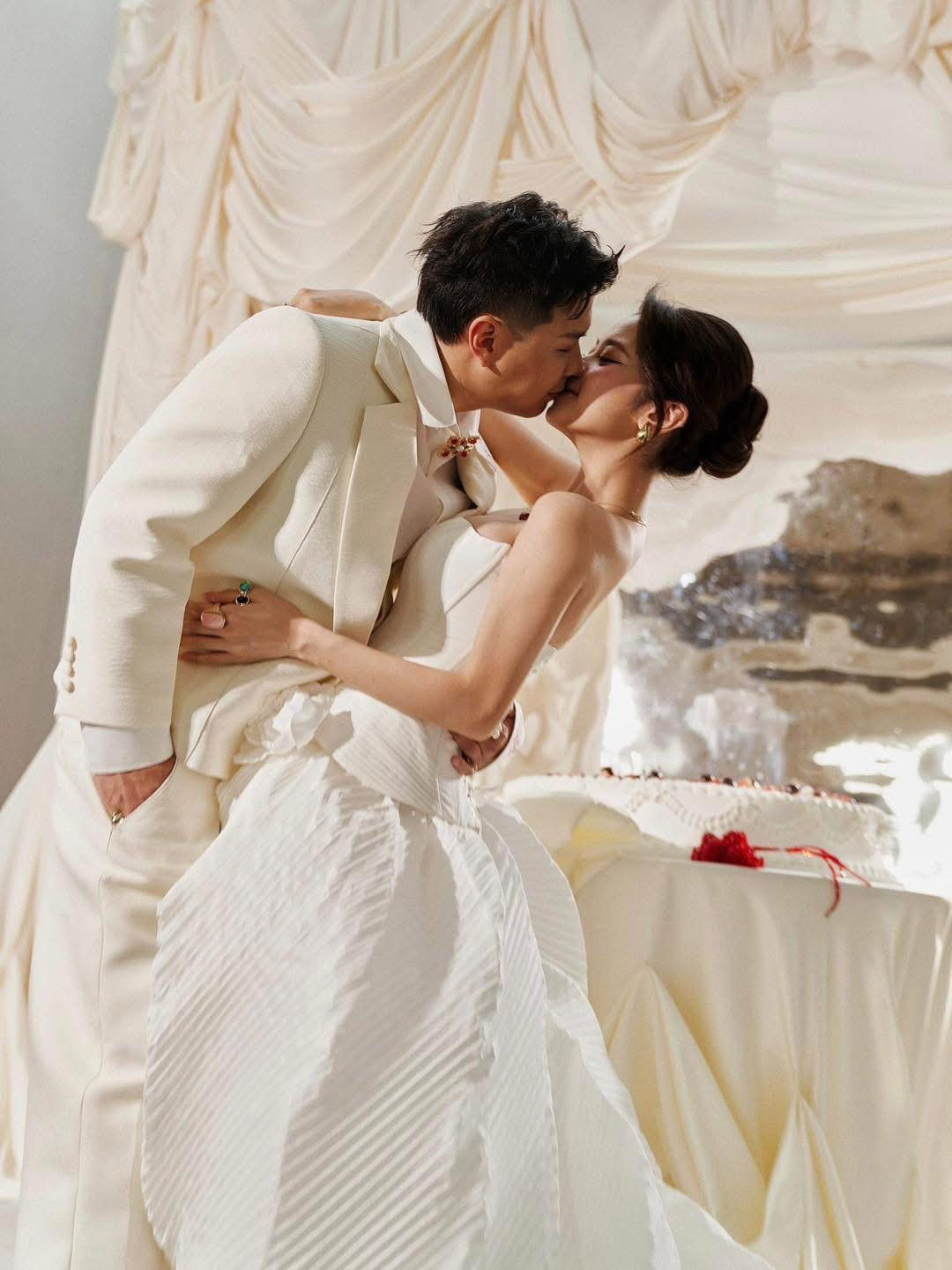 Hiện tại, bộ ảnh đã hút hơn 110 nghìn lượt thích cũng hàng nghìn bình luận khen ngợi visual của cô dâu chú rể, cũng như dành lời chúc phúc cho cặp đôi.