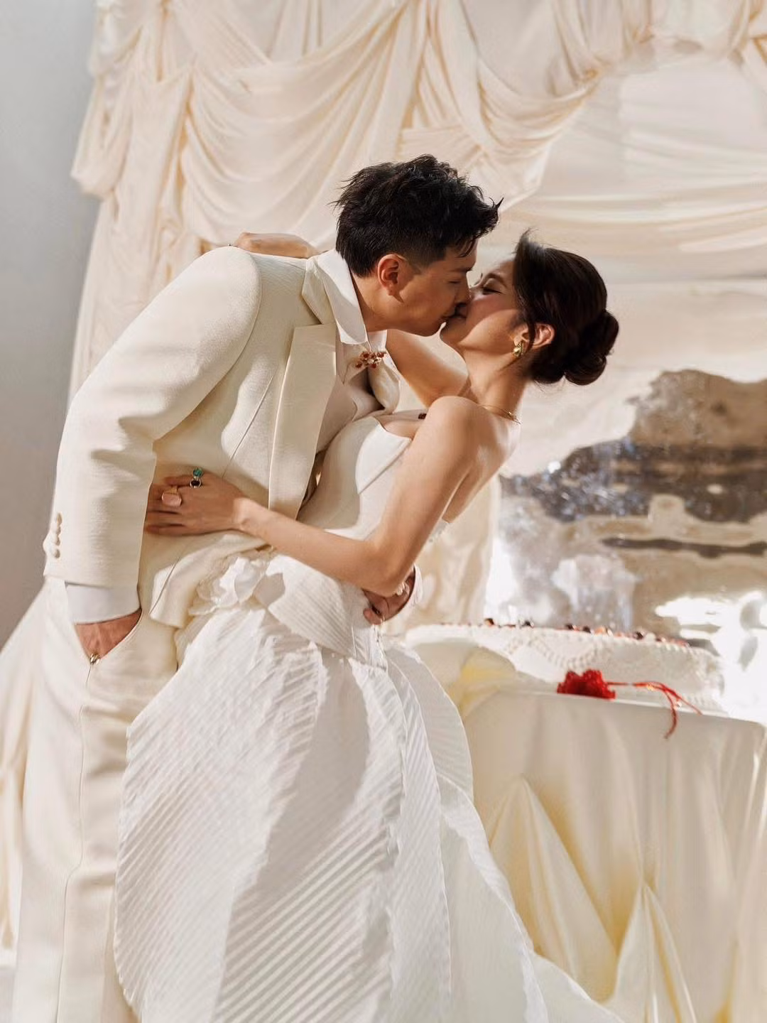 Hiện tại, bộ ảnh đã hút hơn 110 nghìn lượt thích cũng hàng nghìn bình luận khen ngợi visual của cô dâu chú rể, cũng như dành lời chúc phúc cho cặp đôi.