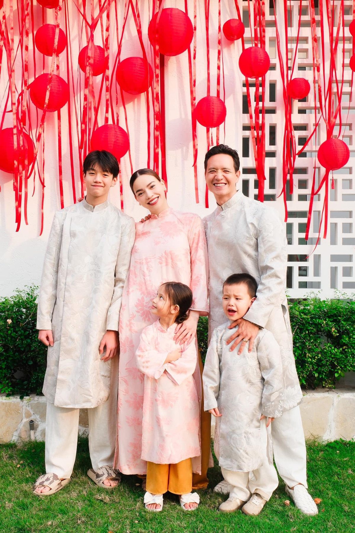 Bước sang tuổi lên 5, Lisa nhà Hồ Ngọc Hà được khen xinh xắn, đáng yêu. Cô nhóc được nhận xét thừa hưởng cả dung mạo và vóc dáng của mẹ.