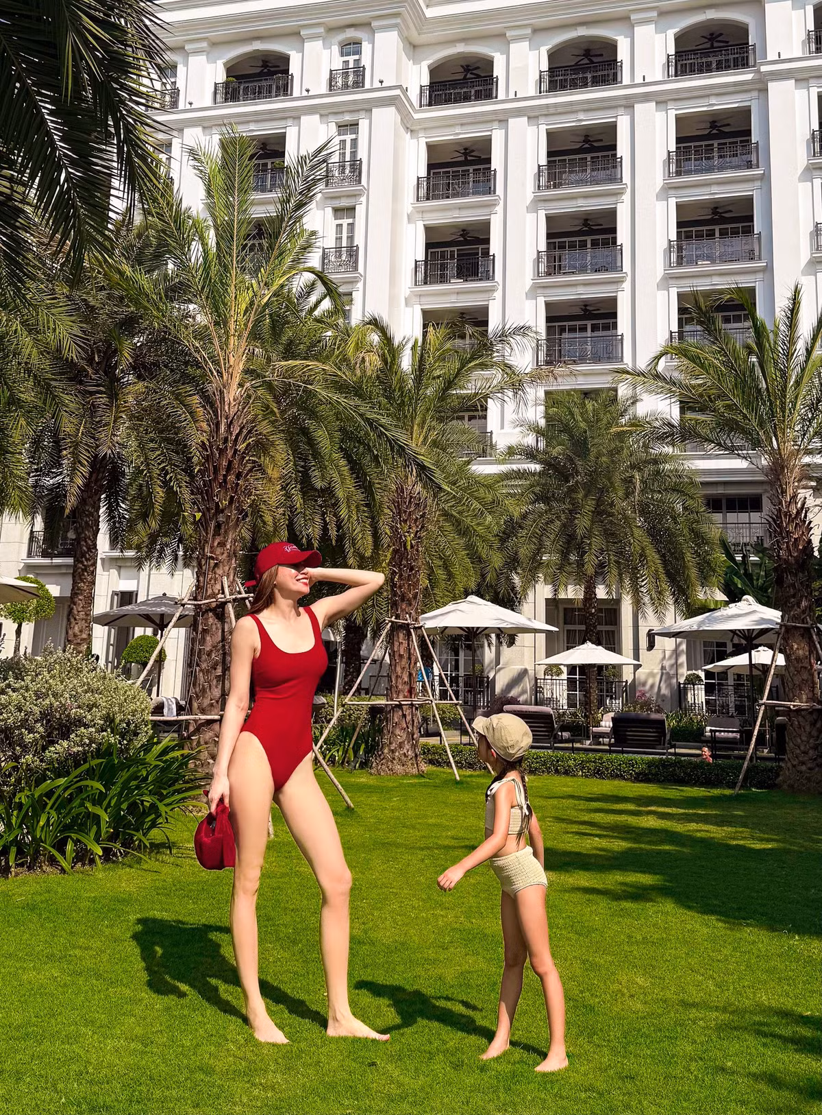 Lisa dù còn nhỏ tuổi nhưng đã thể hiện phong thái tự nhiên, biểu cảm đáng yêu, gợi nhớ đến hình ảnh của một người mẫu nhí thực thụ.