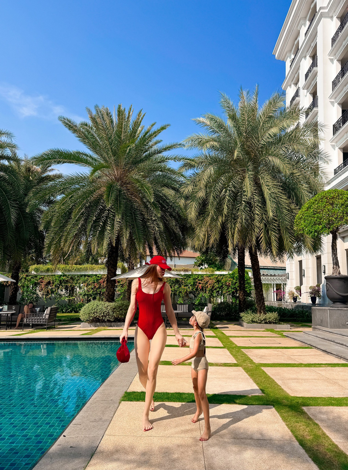 Trong loạt ảnh được chia sẻ, Hồ Ngọc Hà diện một bộ swimsuit liền mảnh màu đỏ nổi bật, tôn dáng cực kỳ quyến rũ nhưng vẫn giữ nét tinh tế, sang trọng.