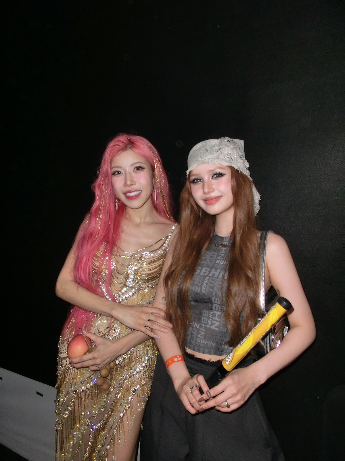 Không chỉ vậy, xuyên suốt chương trình, Xoài Non từng nhiều lần xuất hiện ở dưới sân khấu để xem và ủng hộ cho "người ấy".