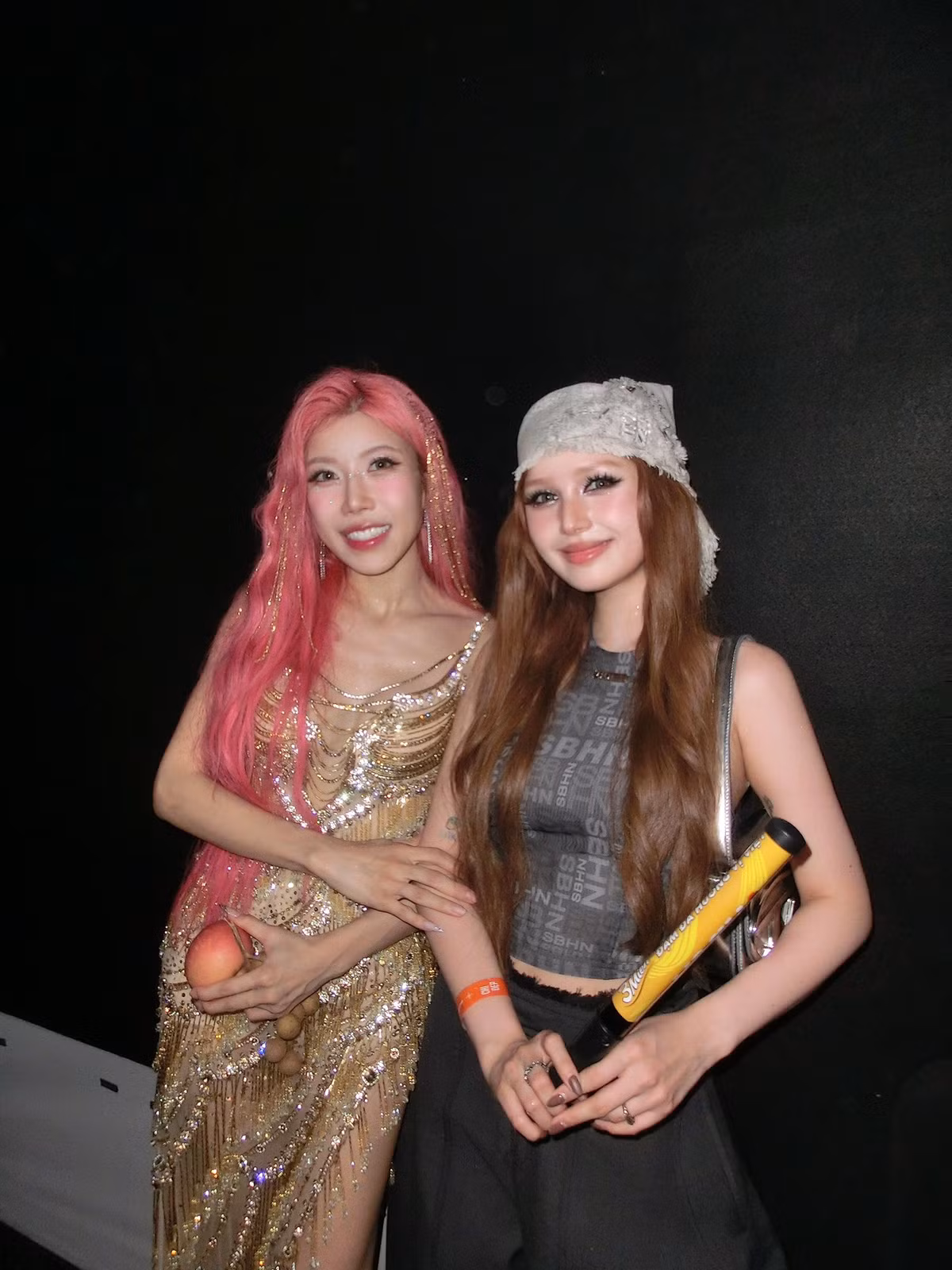 Không chỉ vậy, xuyên suốt chương trình, Xoài Non từng nhiều lần xuất hiện ở dưới sân khấu để xem và ủng hộ cho "người ấy".