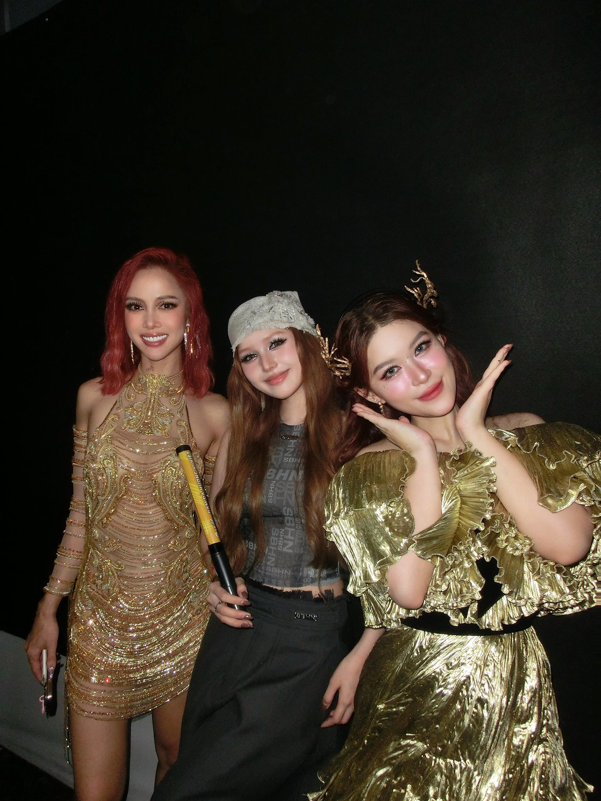 Trước đó, Xoài Non từng xuất hiện tại thảm đỏ sự kiện ra mắt chương trình "Chị đẹp đạp gió" để ủng hộ tinh thần Gil Lê.