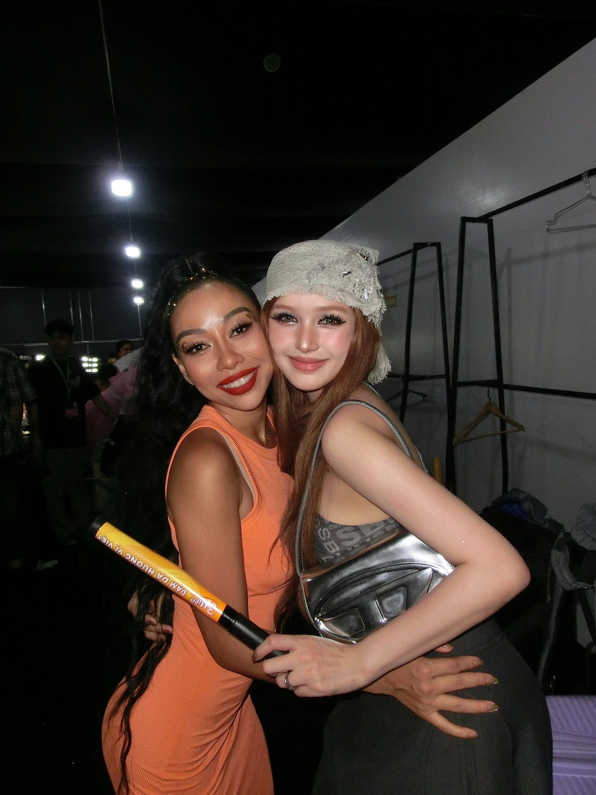 Với tính cách lễ phép, ngoan ngoãn, Xoài Non dành được thiện cảm của nhiều chị đẹp.