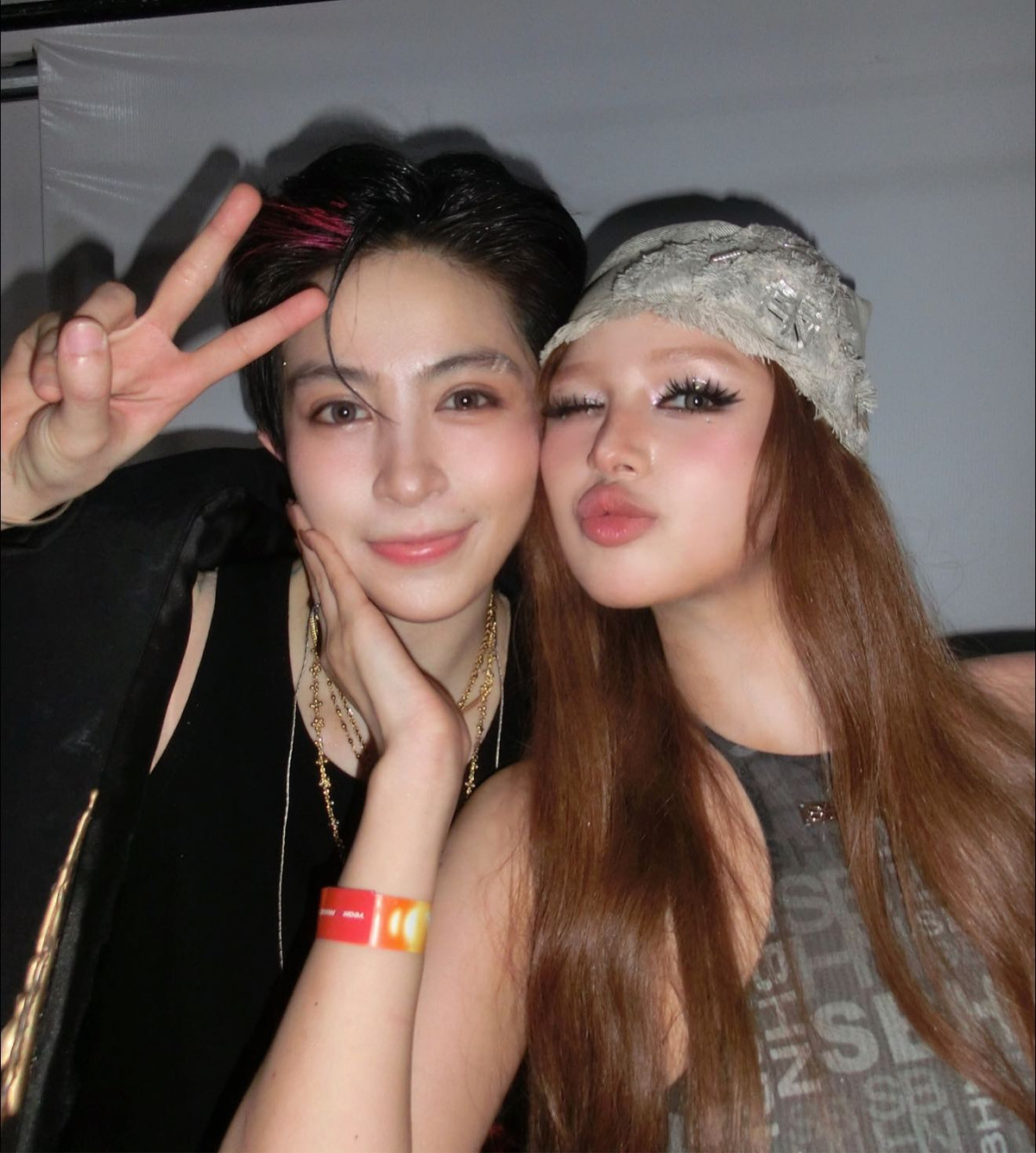 Không ít người hâm mộ bày tỏ sự thích thú khi thấy hai gương mặt đình đám mạng xã hội hội tụ, mang lại năng lượng tích cực và góp phần “hâm nóng” bầu không khí sau cánh gà.