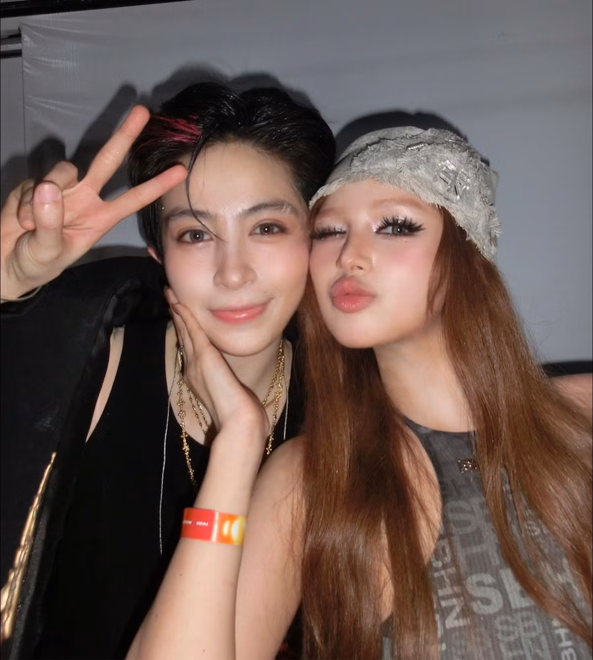 Không ít người hâm mộ bày tỏ sự thích thú khi thấy hai gương mặt đình đám mạng xã hội hội tụ, mang lại năng lượng tích cực và góp phần “hâm nóng” bầu không khí sau cánh gà.