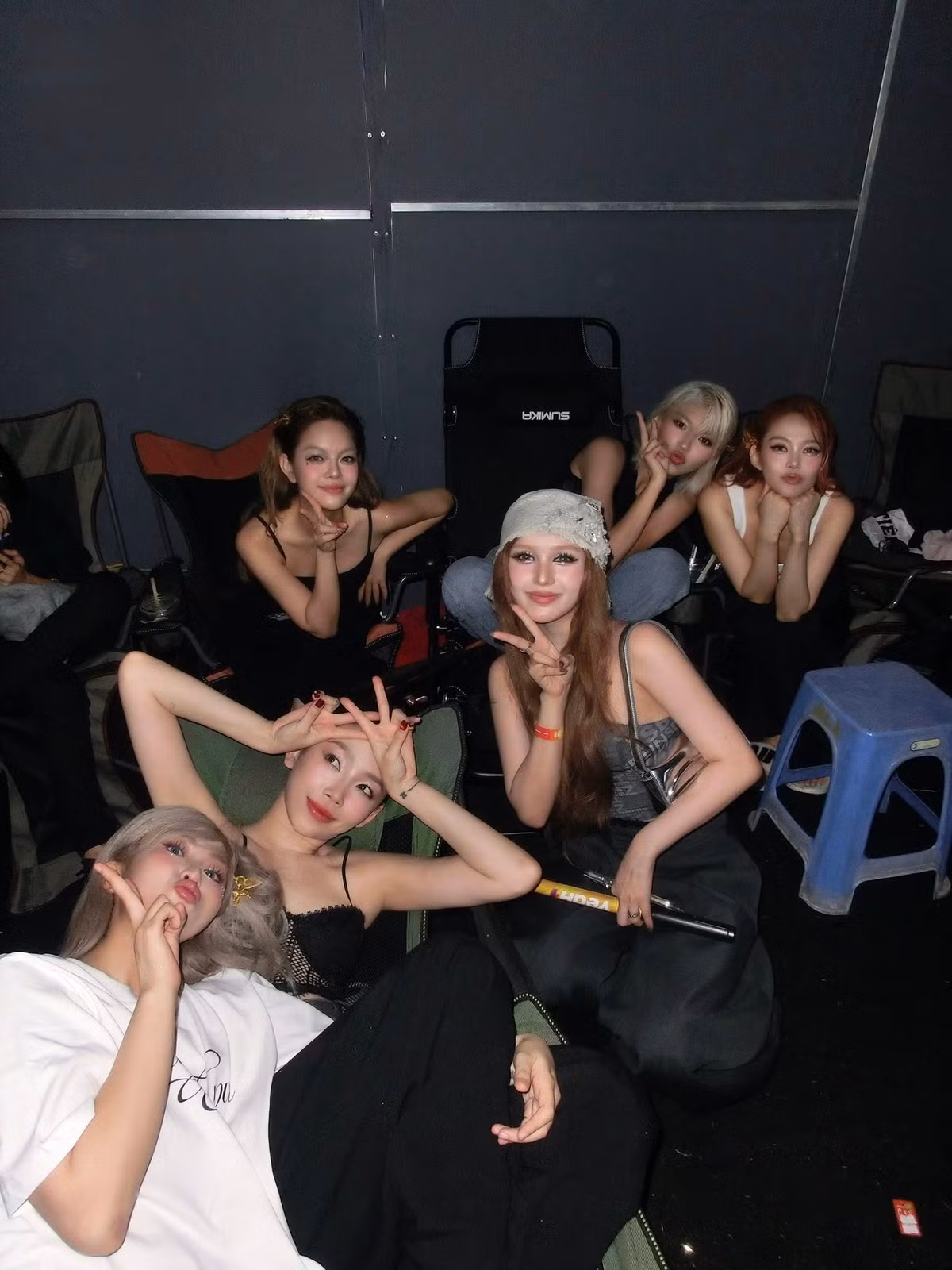 Dù không tham gia chương trình, thế nhưng Xoài Non đều quen biết với dàn chị đẹp như Phạm Quỳnh Anh, Tóc Tiên, Misthy, Minh Hằng...