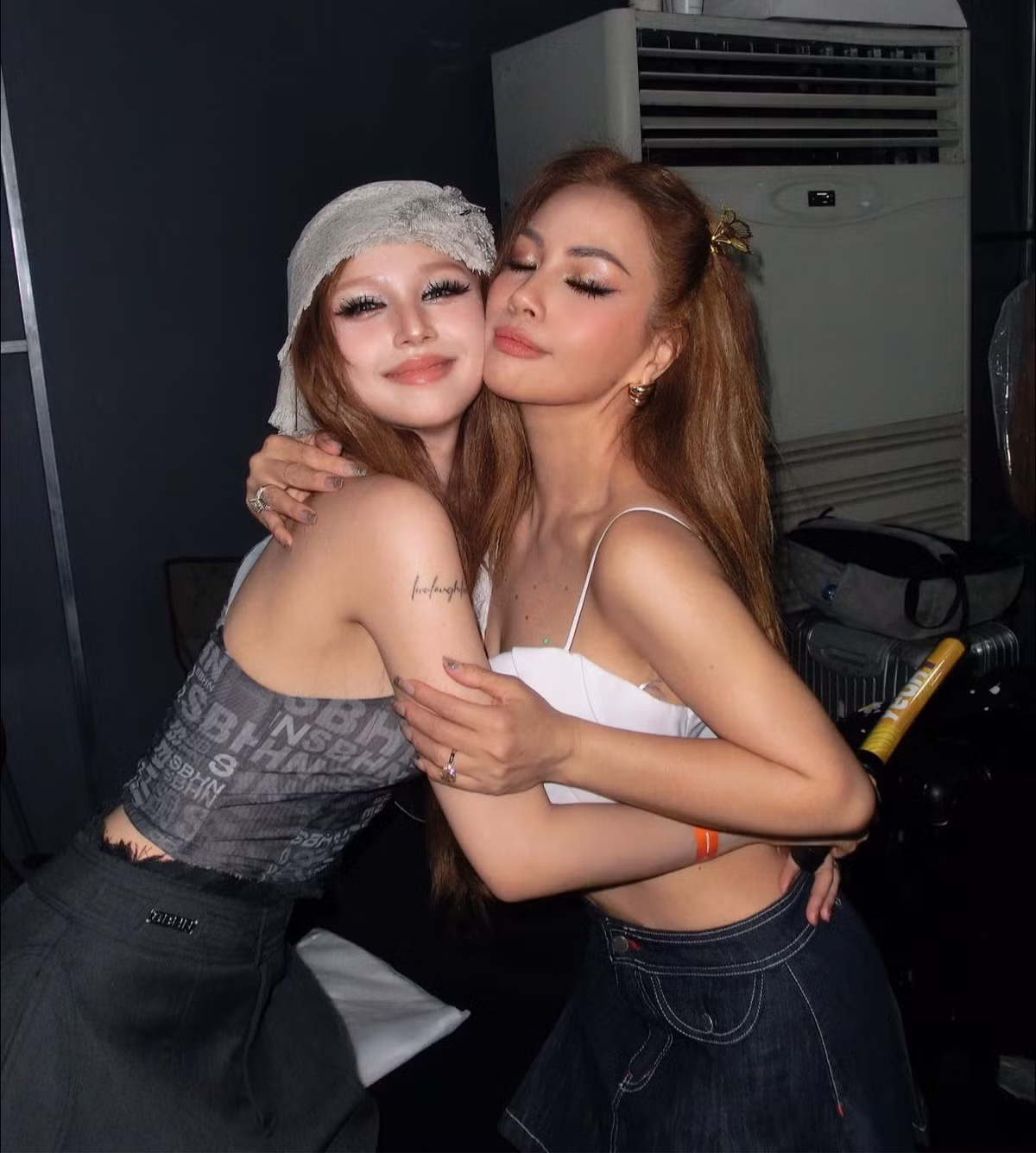 Bên cạnh đó, Xoài Non cũng tranh thủ để check-in với nhiều chị đẹp khác.