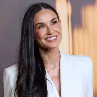 Cô cưới nhạc công Freddy Moore từ năm 1981 đến năm 1985. Sau Bruce Willis và có 3 con gái chung, Demi Moore kết hôn với Ashton Kutcher - kém cô 16 tuổi - vào năm 2005. Họ ly hôn vào năm 2013. (Ảnh: Getty Images)