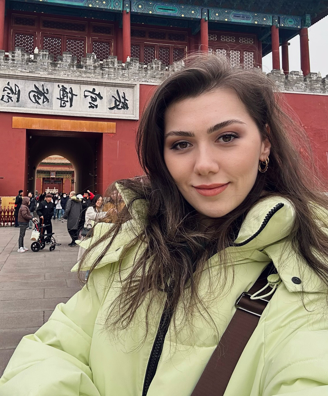 Ngoài Thổ Nhĩ Kỳ, tay đập sinh năm 1994 còn khoác áo các đội bóng ASP Thetis (Hy Lạp), Békéscsabai RSE (Hungary) và Minchanka Minsk (Belarus).