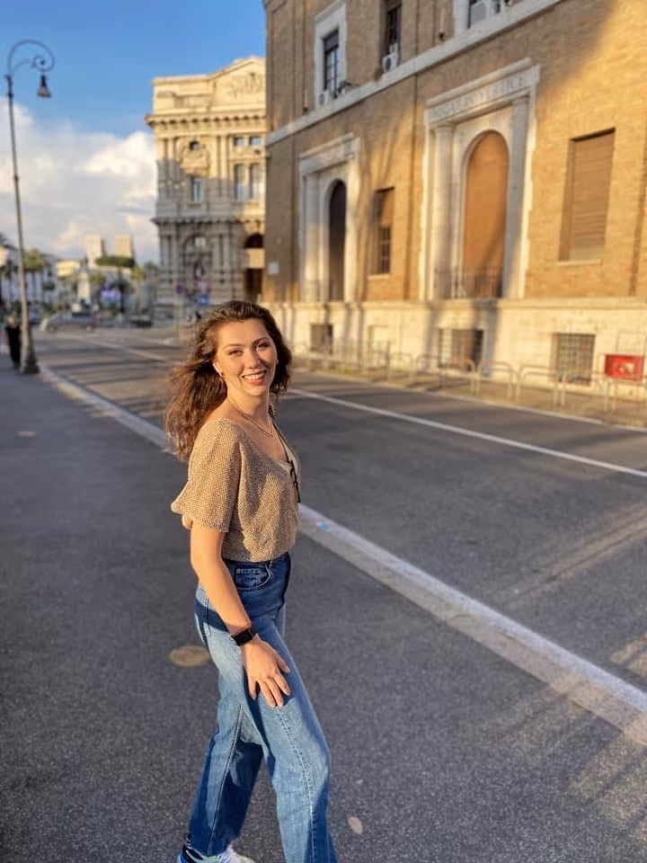 Cô nàng sở hữu nhan sắc xinh đẹp, sắc sảo.