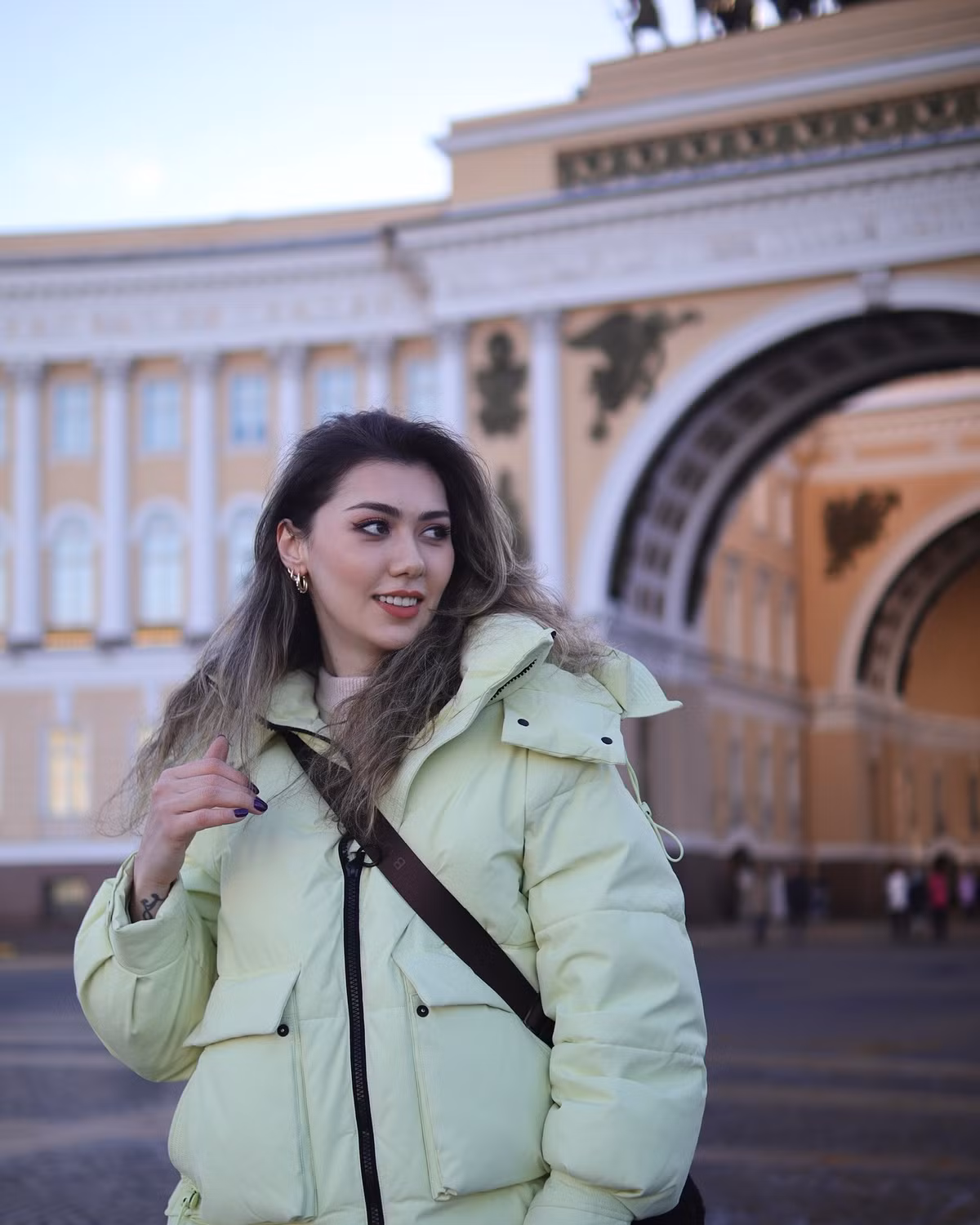 Trước khi thi đấu dưới màu áo của bóng chuyền nữ Thanh Hóa, chủ công người Thổ Nhĩ Kỳ đang thi đấu cho đội bóng Liêu Ninh tại Trung Quốc. Cô nàng mới sang Việt Nam vào đầu tháng 3 năm nay.