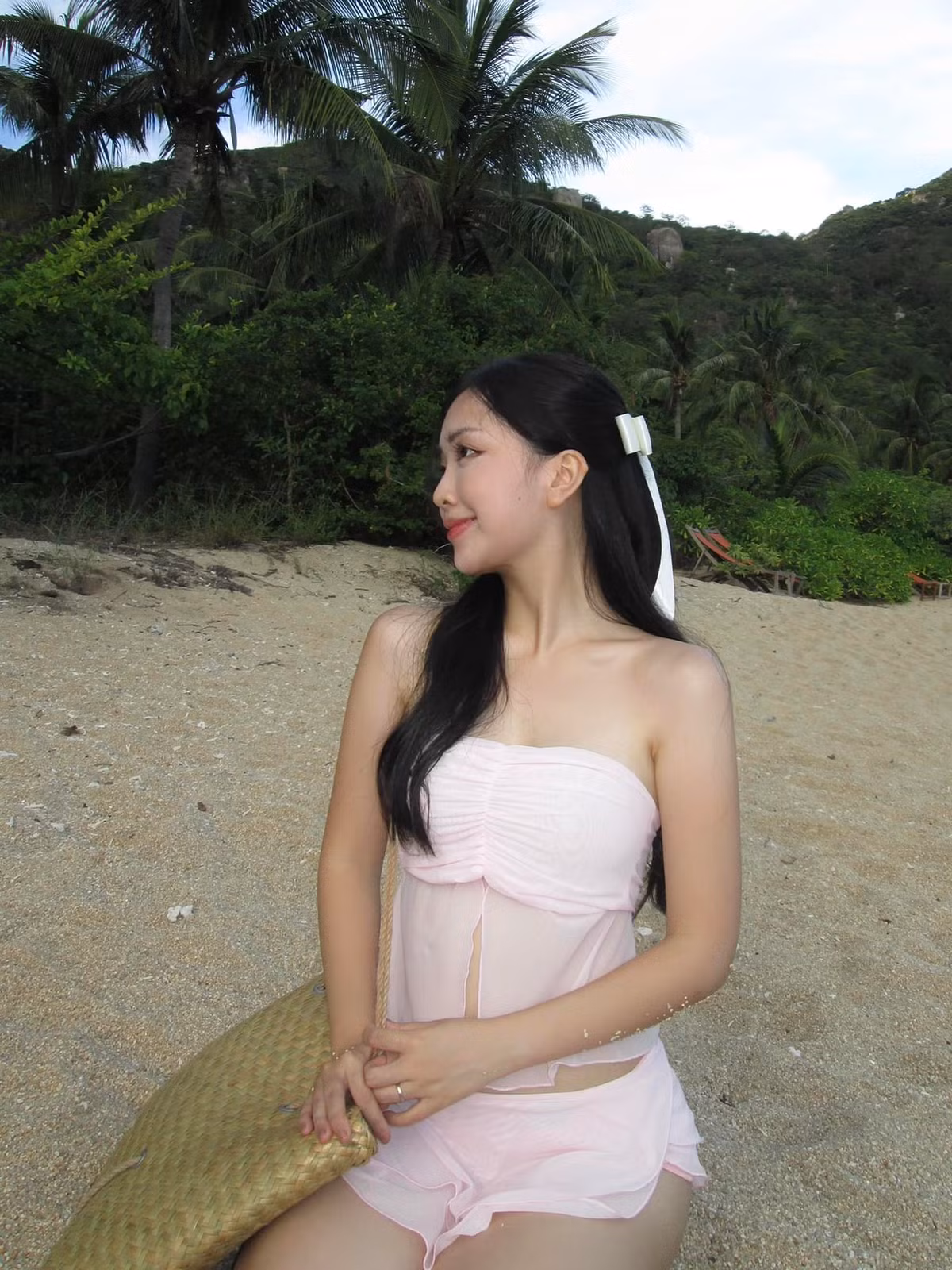 Tháng 7/2024, Hà Đức Chinh thông báo tin vui khi vợ anh – Mai Hà Trang – hạ sinh con trai đầu lòng. Tháng 8 cùng năm, cô lần đầu đăng ảnh con trai khi bé đầy tháng, chia sẻ niềm hạnh phúc làm mẹ với người hâm mộ .