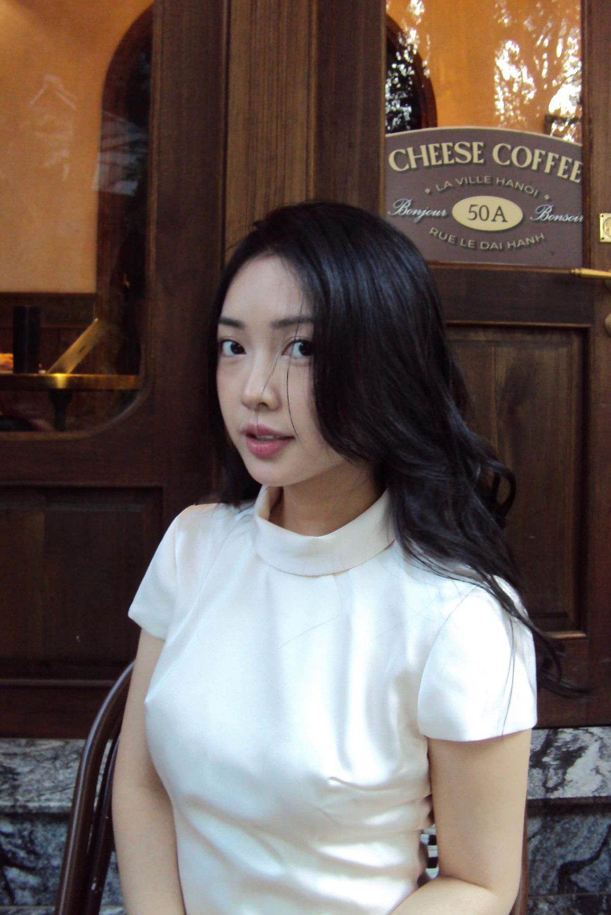 Làn da trắng hồng, nụ cười nhẹ và phong thái tự nhiên giúp cô nàng chiếm trọn spotlight dù chỉ ngồi thưởng thức cà phê tại một góc quán nhỏ ở Hà Nội.