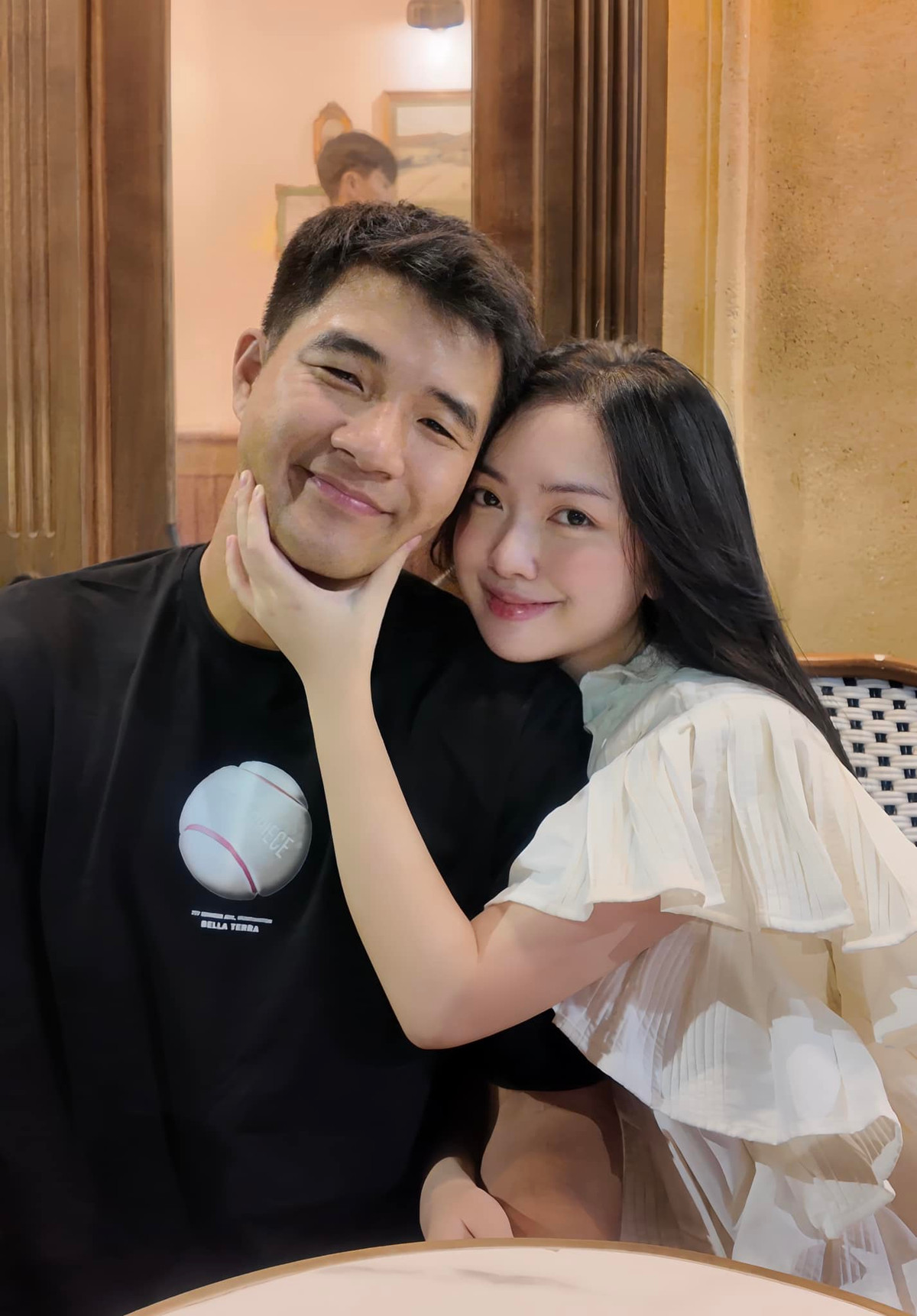 Mai Hà Trang và Hà Đức Chinh bắt đầu hẹn hò từ năm 2018 và công khai mối quan hệ vào tháng 7/2019. Sau 4 năm bên nhau, cặp đôi tổ chức đám cưới vào tháng 5/2022 tại một khách sạn 5 sao ở Hà Nội, quy tụ nhiều ngôi sao bóng đá và người nổi tiếng .