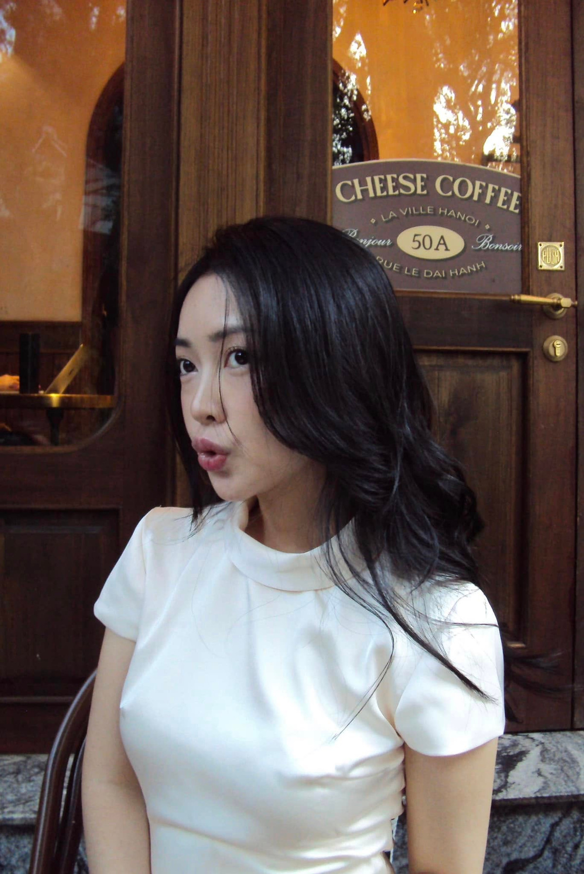 Diện trang phục đơn giản với áo phông trắng tinh khôi và mái tóc buông dài nữ tính, Hà Trang khiến nhiều người không khỏi trầm trồ bởi vẻ đẹp nhẹ nhàng, thanh lịch nhưng vẫn vô cùng nổi bật.