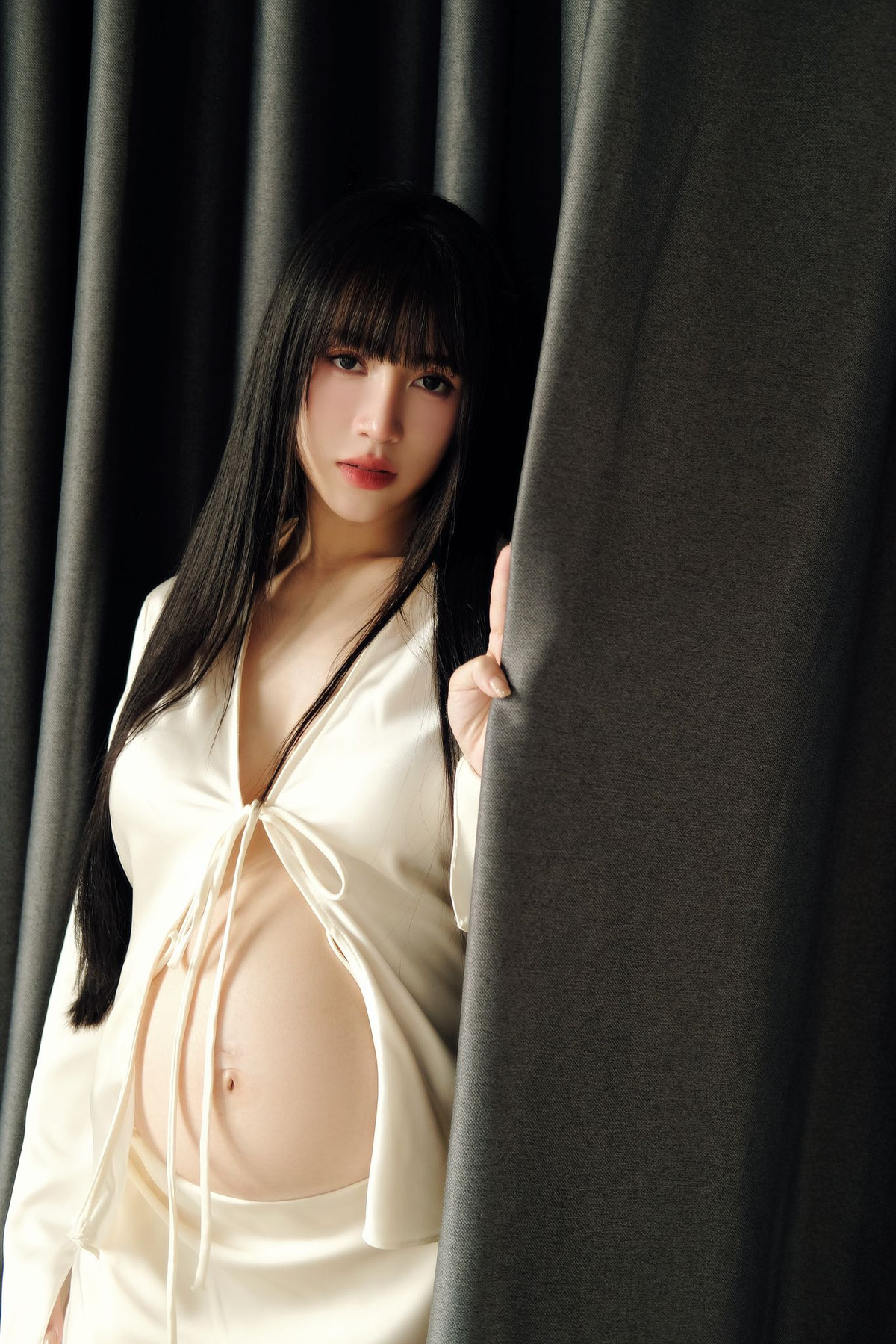 Khác với hình ảnh bầu bí nặng nề thường thấy, Joyce Phạm vẫn giữ được phong thái tự tin, gu thời trang sành điệu và thần thái rạng rỡ trong từng khoảnh khắc.