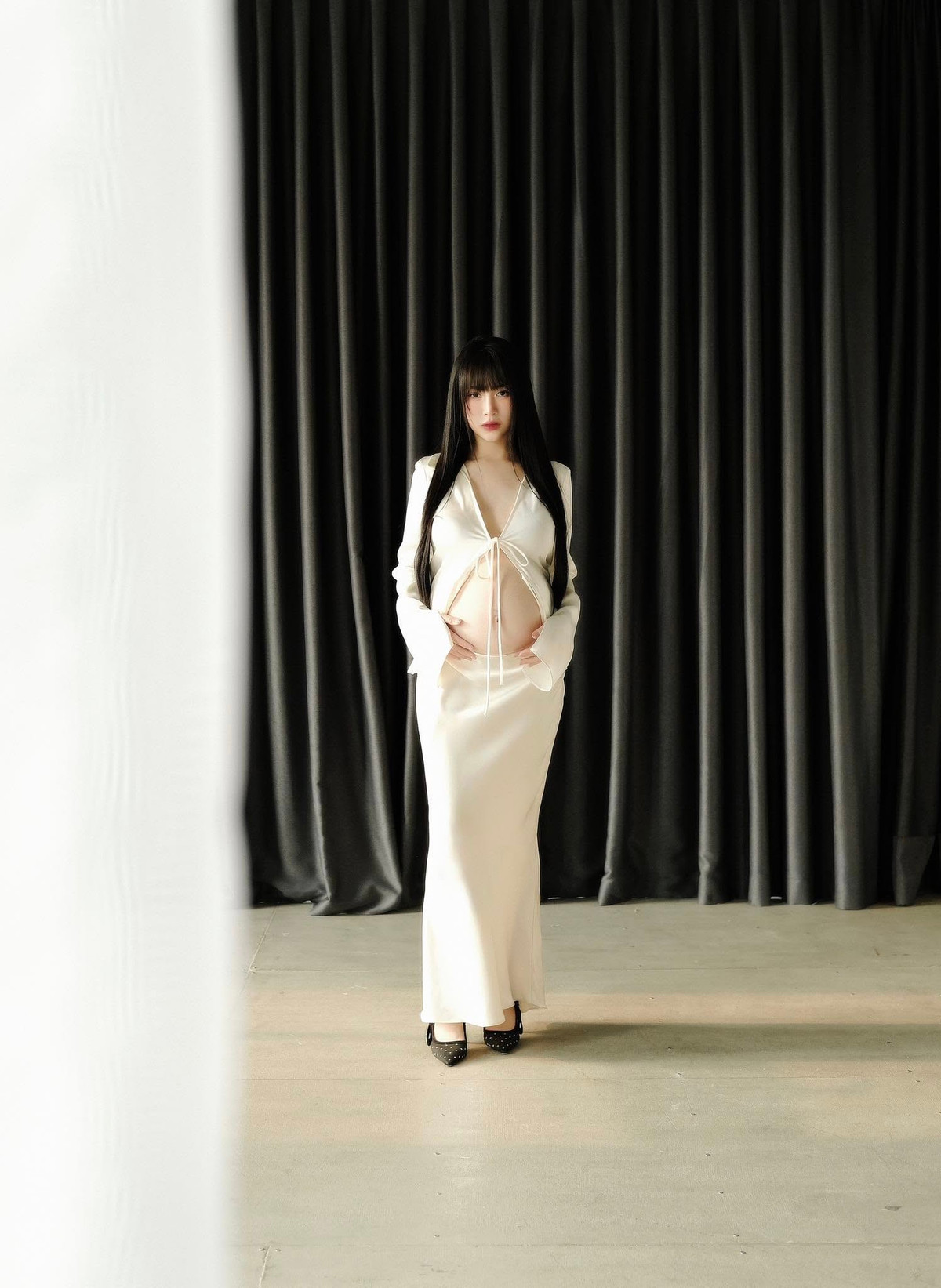 Ngoài bộ ảnh này, trên trang cá nhân, hot mom 9X thường xuyên chia sẻ những hình ảnh cập nhật về hành trình bầu bí của mình.