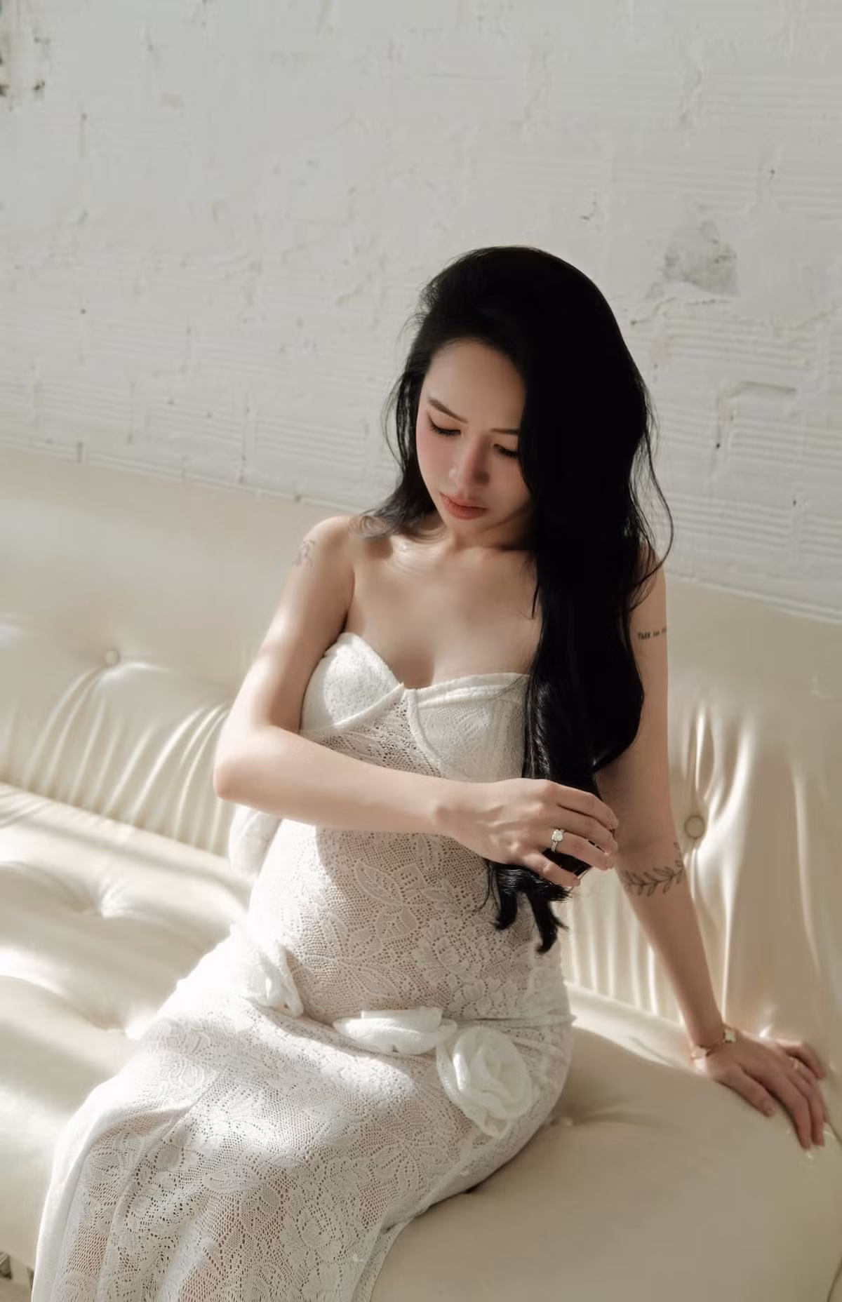 Dù là tiểu thư chính hiệu, nhưng cô lại có cuộc sống khá kín tiếng, tập trung vào kinh doanh và chăm lo gia đình. Hiện tại, cô đang hạnh phúc bên ông xã Tâm Nguyễn và chuẩn bị chào đón thiên thần nhỏ của cả hai.