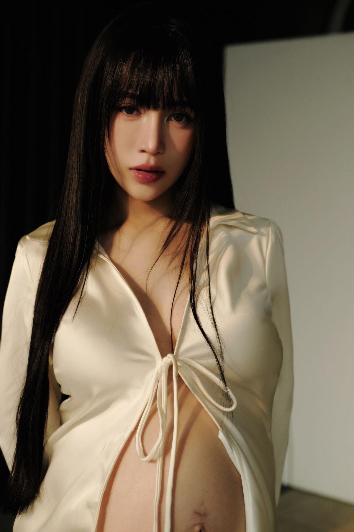 Trong bộ ảnh lần này, Joyce Phạm lựa chọn thiết kế được làm từ chất liệu lụa mềm mại, mang đến vẻ đẹp nữ tính, ngọt ngào nhưng cũng vô cùng sắc sảo.