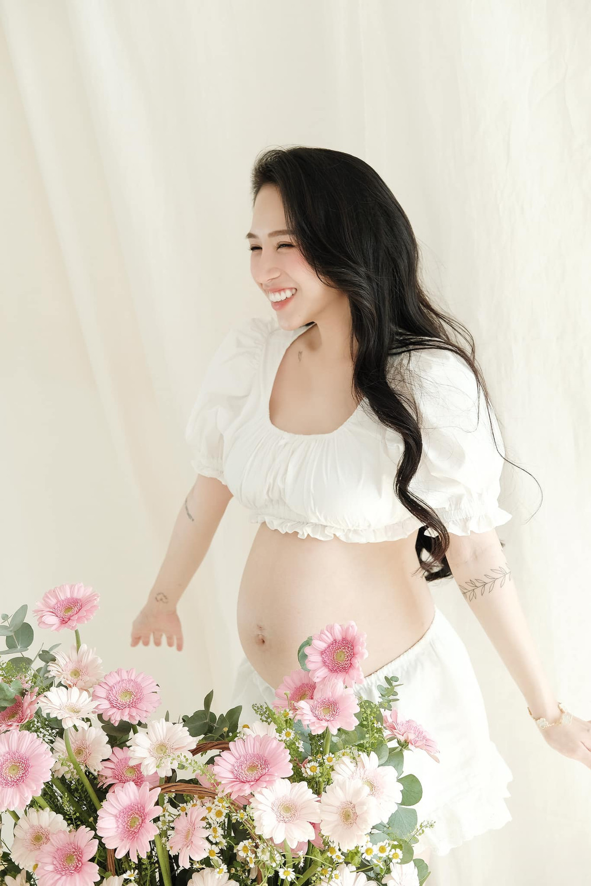 Không chỉ viên mãn trong hôn nhân, Joyce Phạm còn kinh doanh thành công và có cuộc sống giàu sang đáng ngưỡng mộ. Cô thường xuyên chia sẻ những khoảnh khắc du lịch sang chảnh, sử dụng hàng hiệu đắt đỏ, chứng minh đẳng cấp của một rich kid chính hiệu.