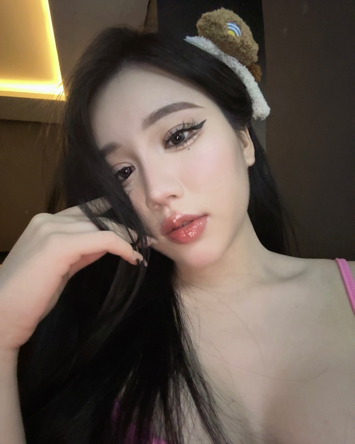 Với gương mặt sắc sảo, làn da trắng mịn và thân hình quyến rũ, Yogurt Ng thường xuyên xuất hiện trong những bộ trang phục gợi cảm, từ áo hai dây đến váy ngắn cũn.