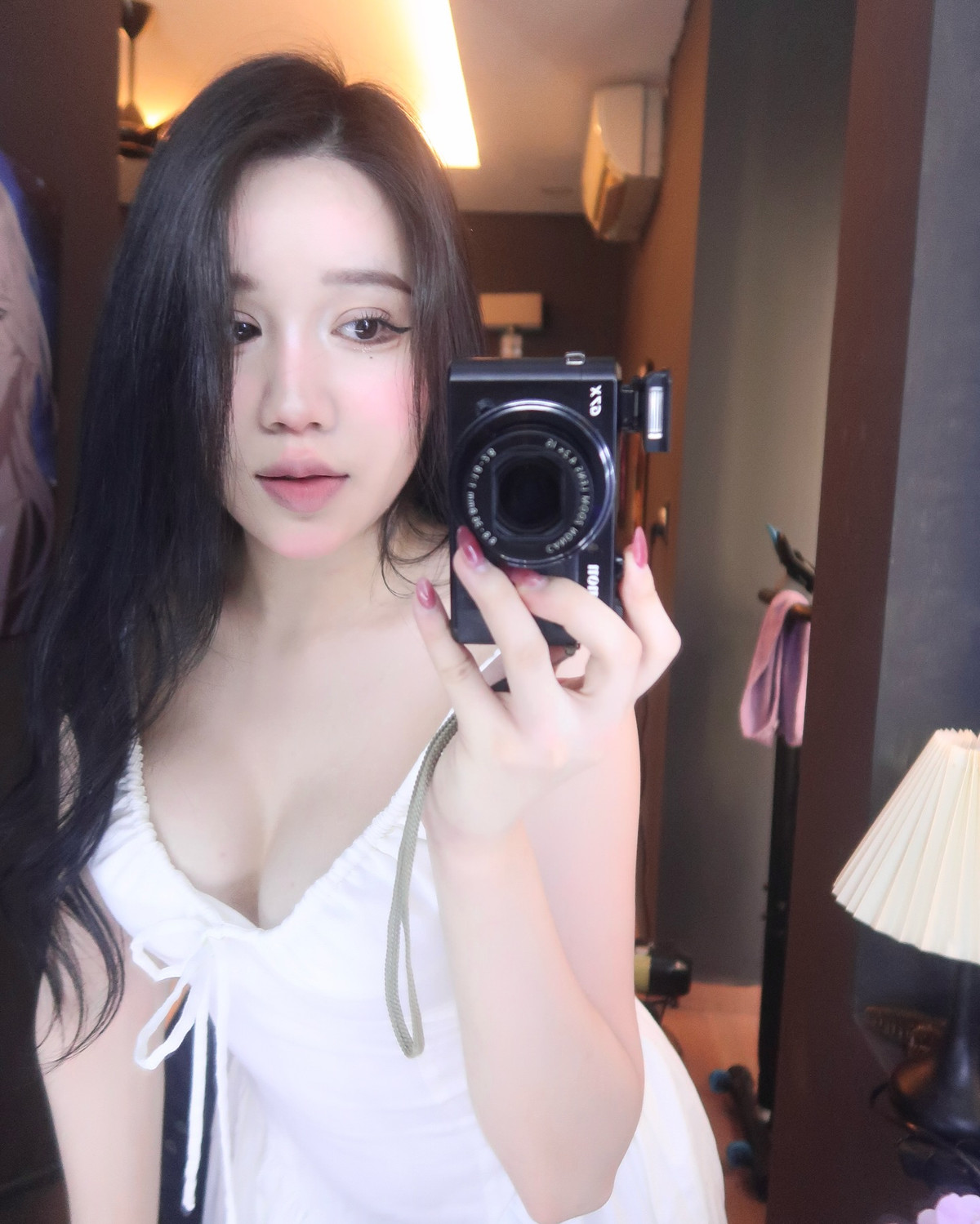 Yogurt Ng sinh năm 2000, là một trong những nữ streamer nổi bật trong cộng đồng game Việt. Cô thu hút sự chú ý không chỉ nhờ ngoại hình xinh đẹp mà còn bởi gia thế "khủng" và phong cách thời trang quyến rũ.