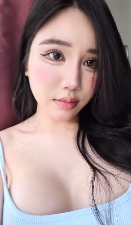 Diện chiếc áo hai dây xanh baby đầy nữ tính, Yogurt Ng không chỉ khoe gương mặt hoàn hảo, đôi mắt to tròn long lanh cùng đường eyeliner sắc sảo, mà còn khiến dân tình “đứng hình” với vòng 1 căng tràn, chiếm trọn khung hình.