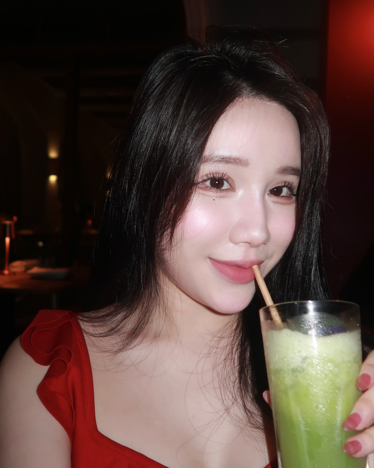 Yogurt Ng sinh ra trong một gia đình giàu có, với bố là người Anh và là đồng chủ sở hữu của một khách sạn 5 sao nổi tiếng tại quận 1, TP.HCM. Dù được hậu thuẫn từ gia đình, cô vẫn chọn theo đuổi đam mê cá nhân trong lĩnh vực livestream và Esports.