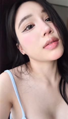 Chỉ vài giây ngắn ngủi, đoạn clip đã lập tức được chia sẻ chóng mặt trên các nền tảng mạng xã hội.