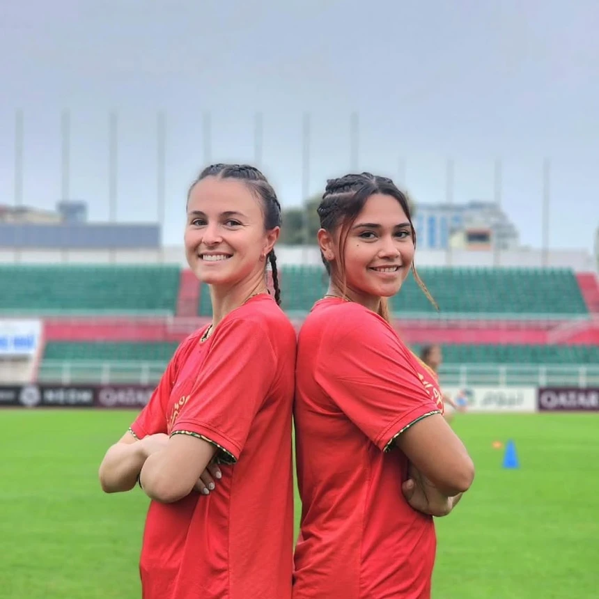 Bóng đá nữ Việt Nam vừa đón nhận hai ngoại binh đầy ấn tượng đến từ Mỹ: Aubrey Goodwill và Sabrina Cabrera. Không chỉ mang đến làn gió mới về chuyên môn, cả hai còn khiến người hâm mộ trầm trồ với sắc vóc cuốn hút, thần thái chuẩn sao sân cỏ.