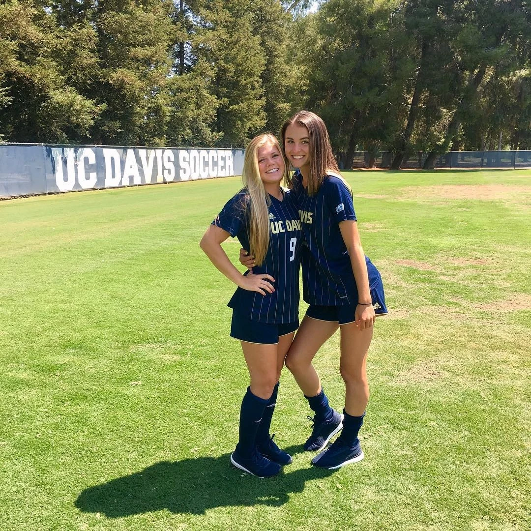 Cô sở hữu body săn chắc, cơ bắp vừa đủ để tạo nên vẻ mạnh mẽ nhưng không kém phần quyến rũ.