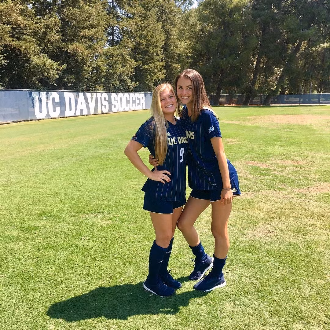 Cô sở hữu body săn chắc, cơ bắp vừa đủ để tạo nên vẻ mạnh mẽ nhưng không kém phần quyến rũ.