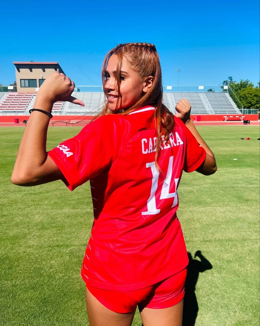 Sở hữu gương mặt đẹp sắc sảo, đôi mắt nâu tràn đầy năng lượng, Sabrina mang đến nét đẹp vừa hoang dại, vừa quyến rũ đúng chuẩn Mỹ Latinh. Đặc biệt, mái tóc dài buông nhẹ càng tôn lên vẻ dịu dàng nhưng vẫn đầy cá tính của cô.