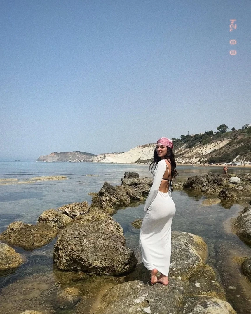 Khi khoác lên mình bộ đồ bóng đá, cô toát ra khí chất của một thủ lĩnh nơi hàng phòng ngự. Nhưng ngoài sân cỏ, Aubrey lại khiến người hâm mộ bất ngờ với vẻ đẹp cá tính, đôi mắt sâu thẳm và mái tóc nâu vàng óng ả đầy cuốn hút.